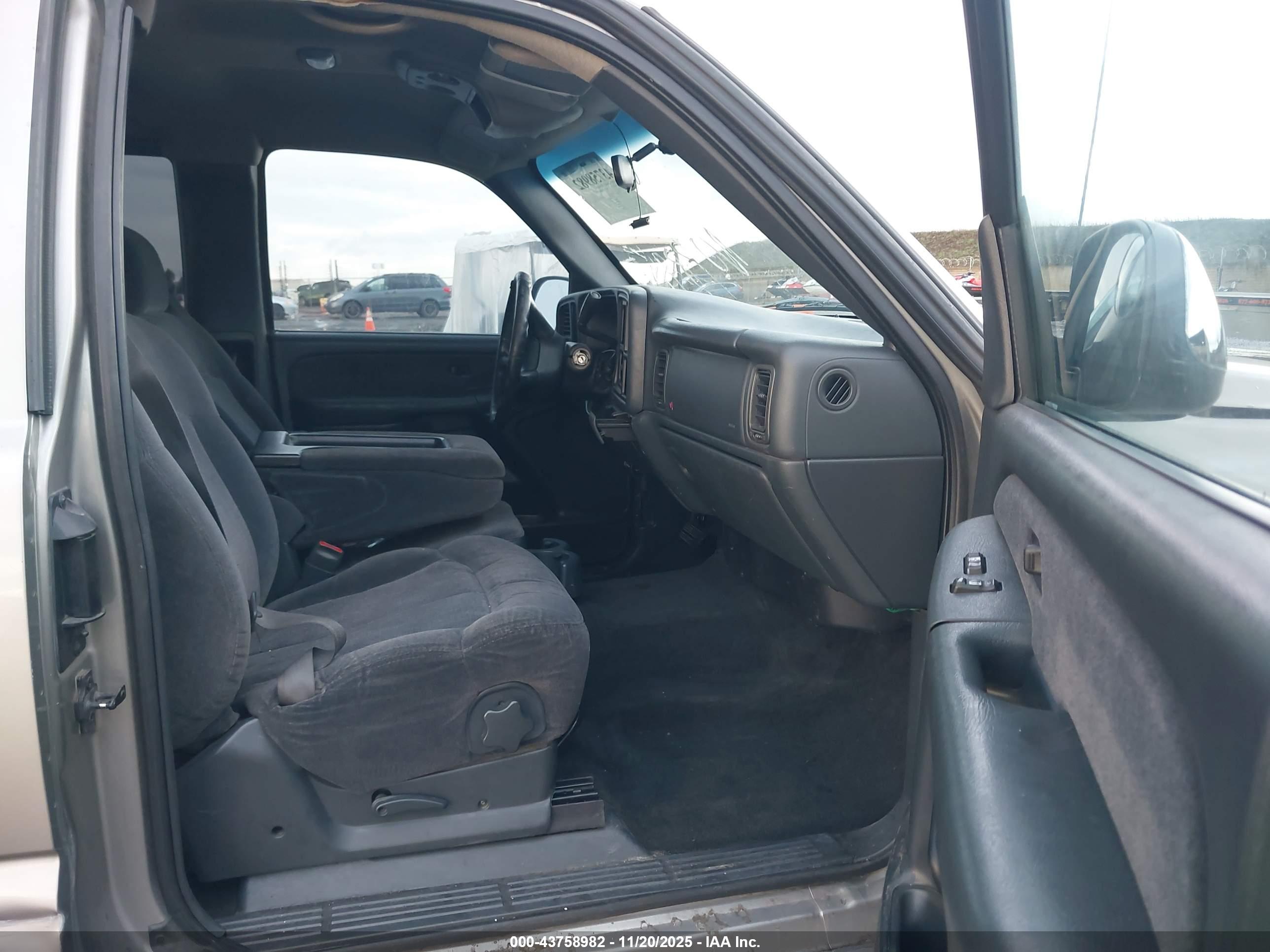 CHEVROLET SILVERADO image 5