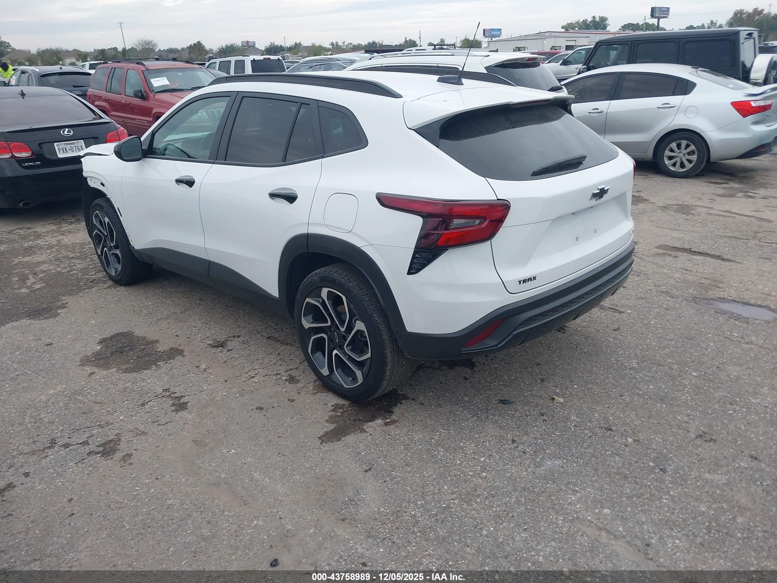CHEVROLET TRAX image 3