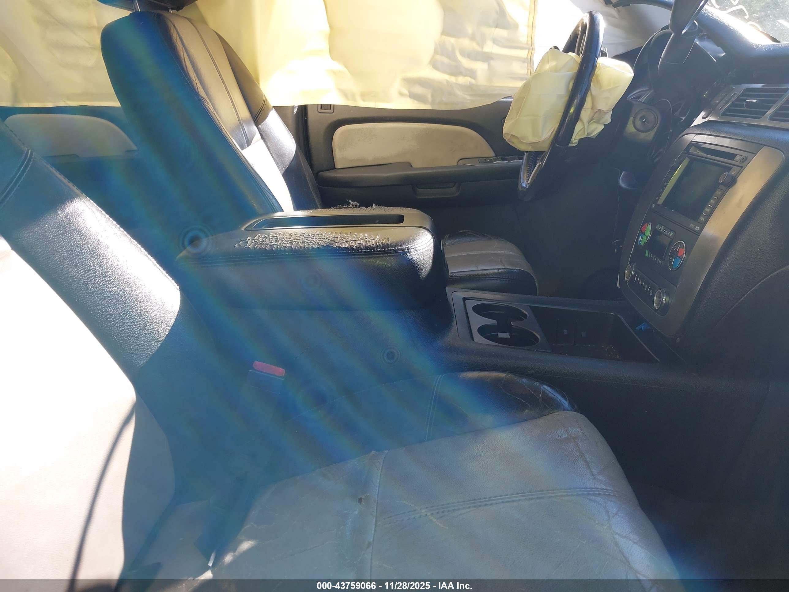 CHEVROLET SUBURBAN image 5