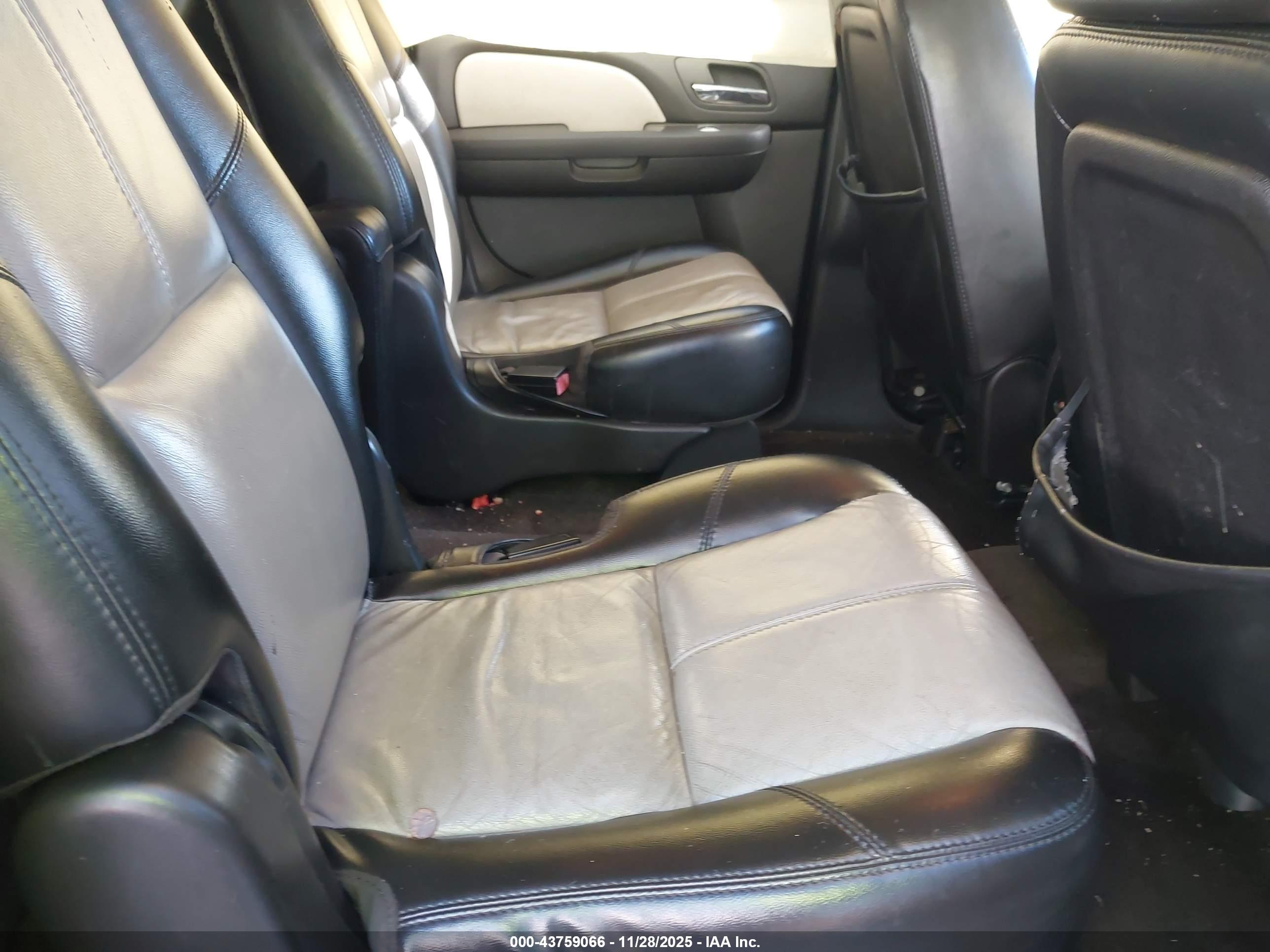CHEVROLET SUBURBAN image 8