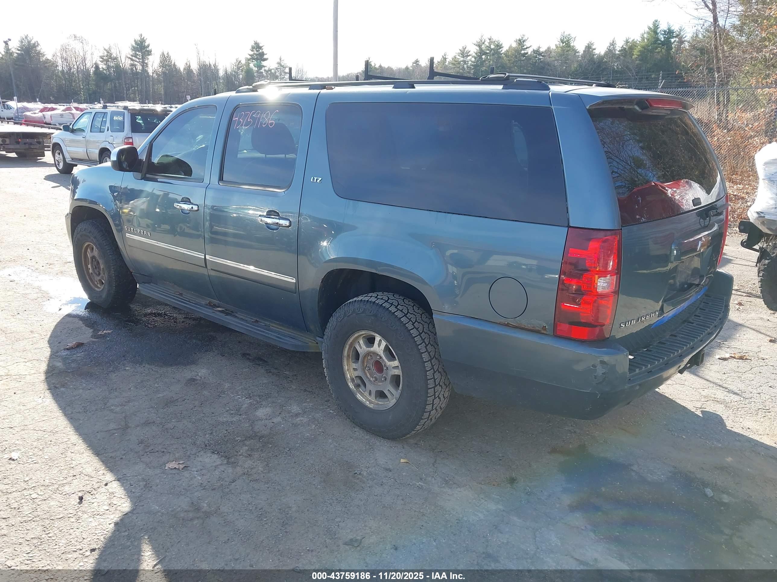 CHEVROLET SUBURBAN image 3