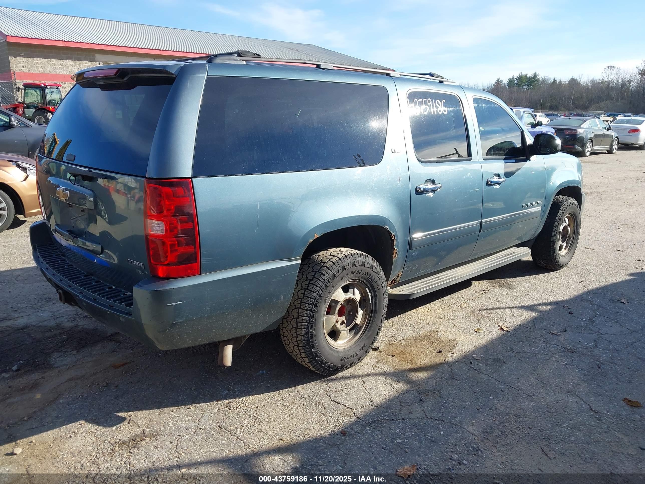 CHEVROLET SUBURBAN image 4