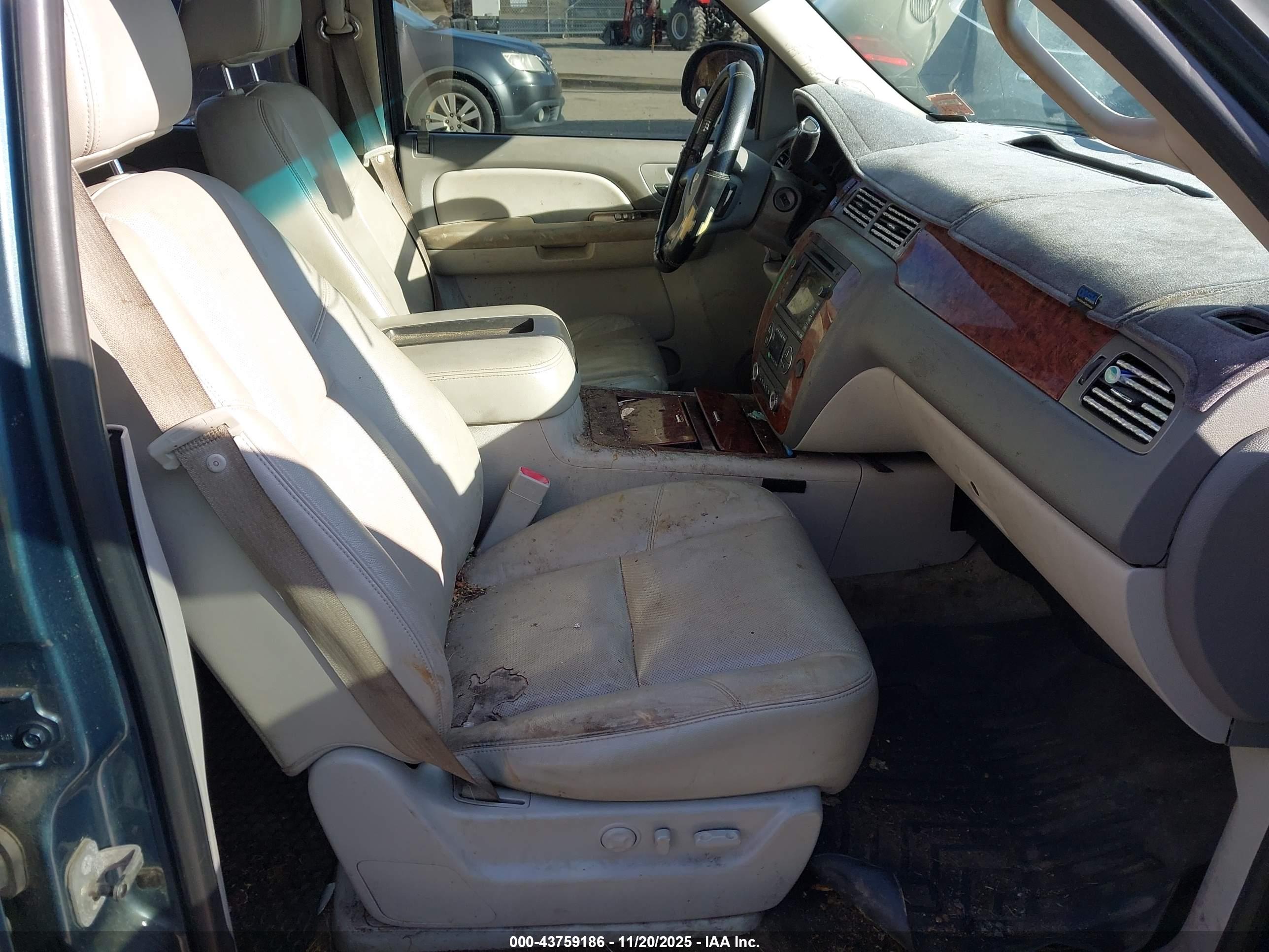 CHEVROLET SUBURBAN image 5