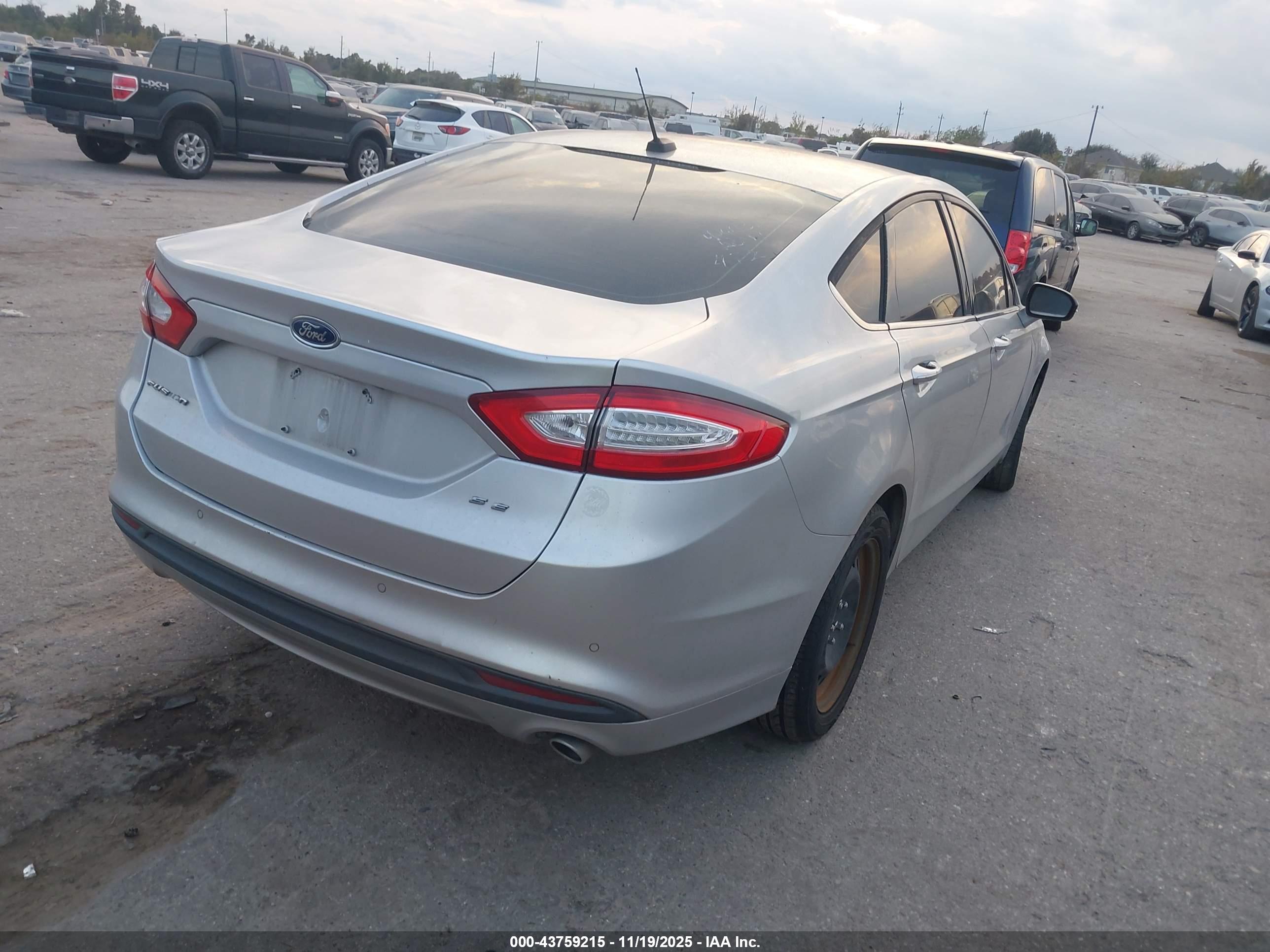 FORD FUSION image 4