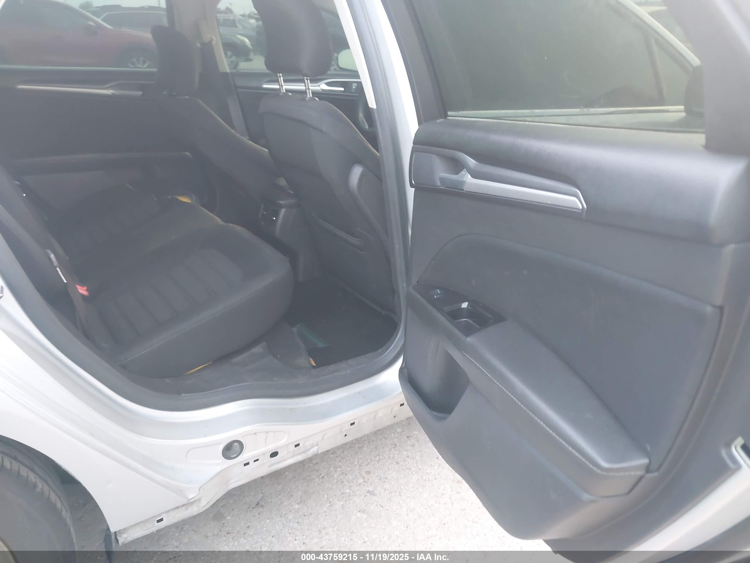 FORD FUSION image 8