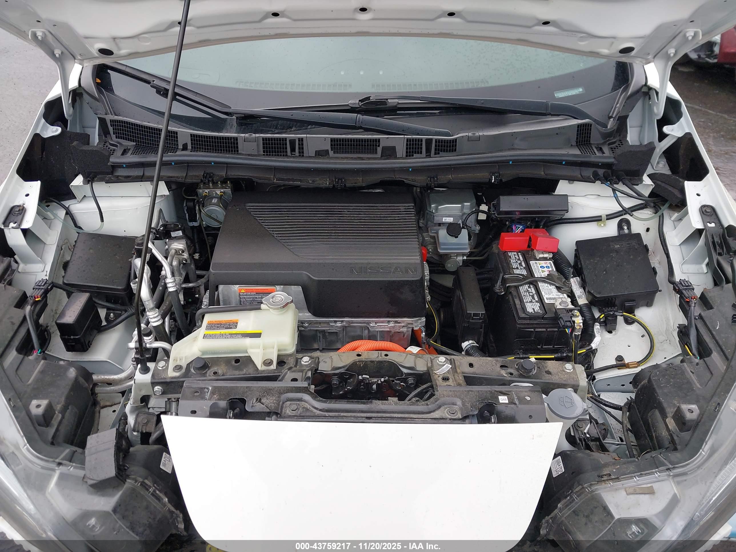 NISSAN LEAF image 10