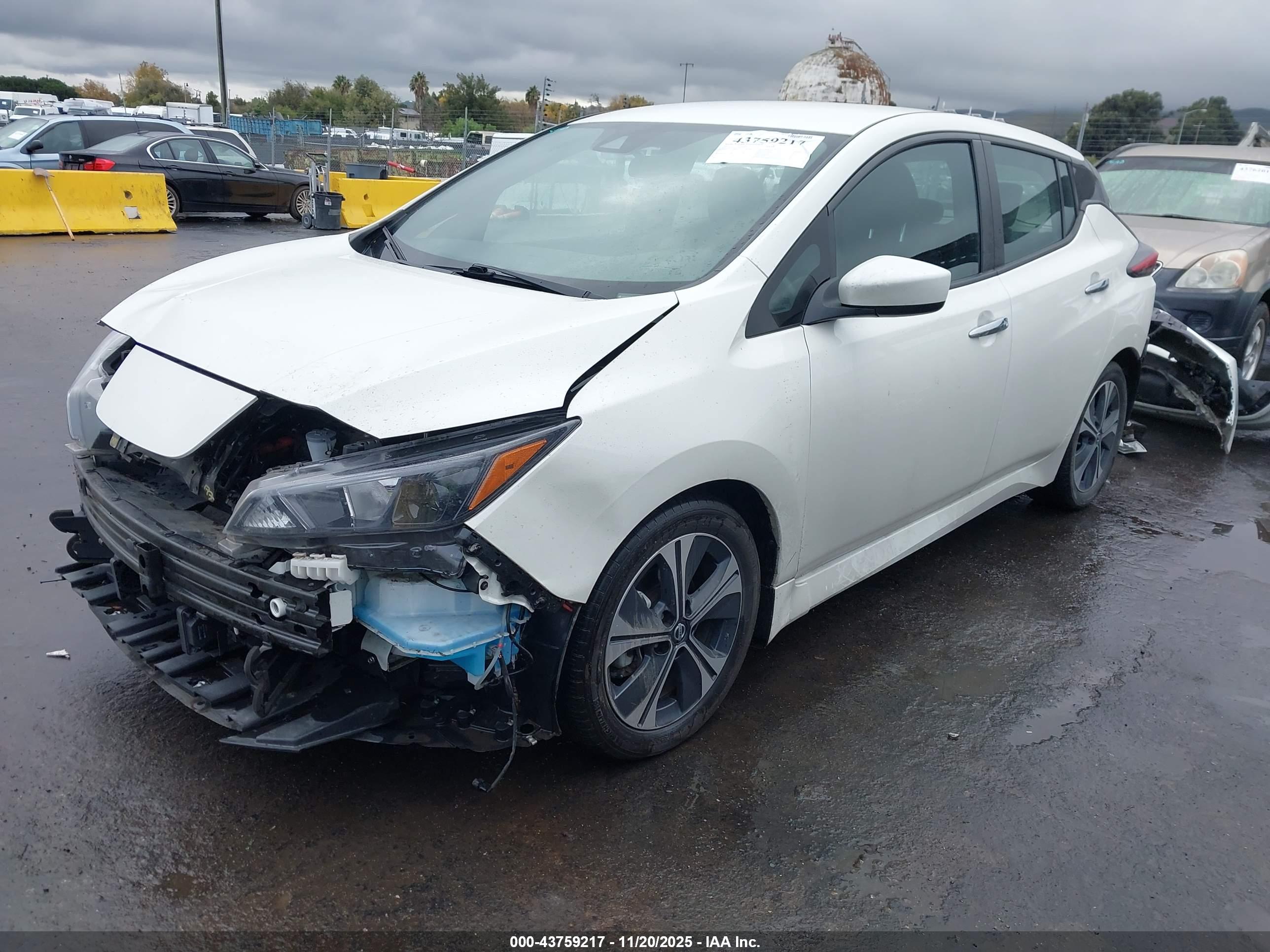 NISSAN LEAF image 2