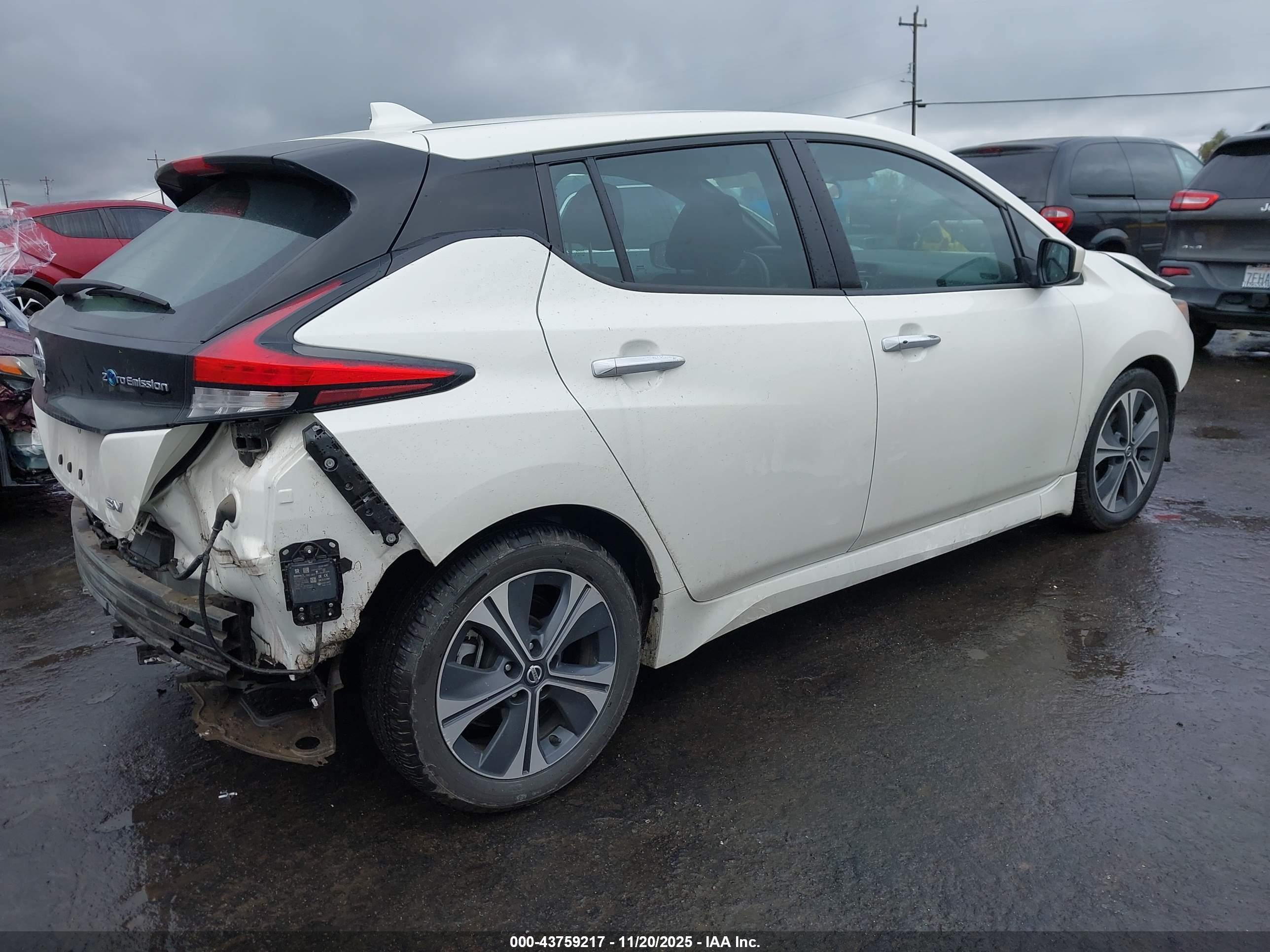 NISSAN LEAF image 4
