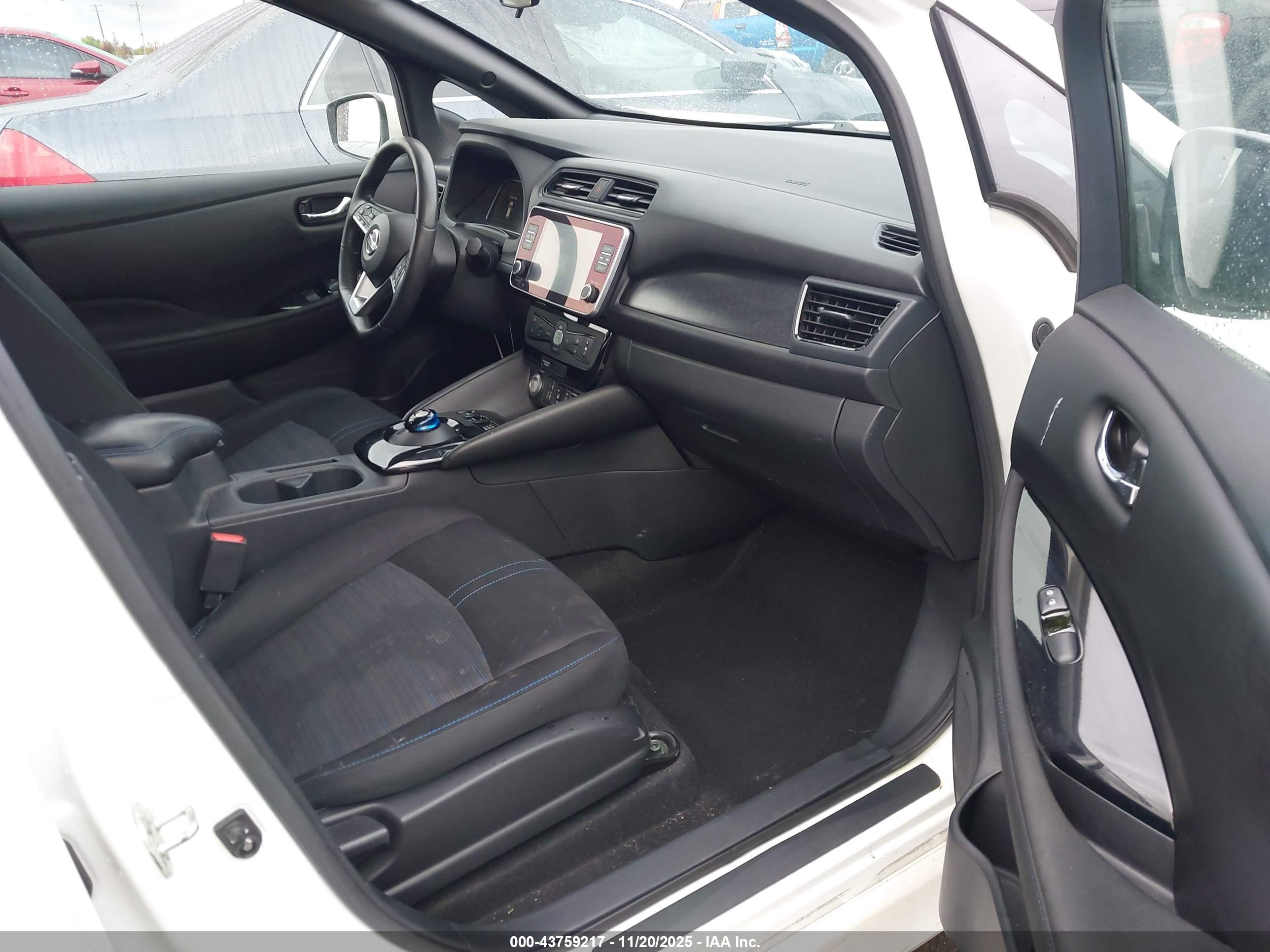 NISSAN LEAF image 5
