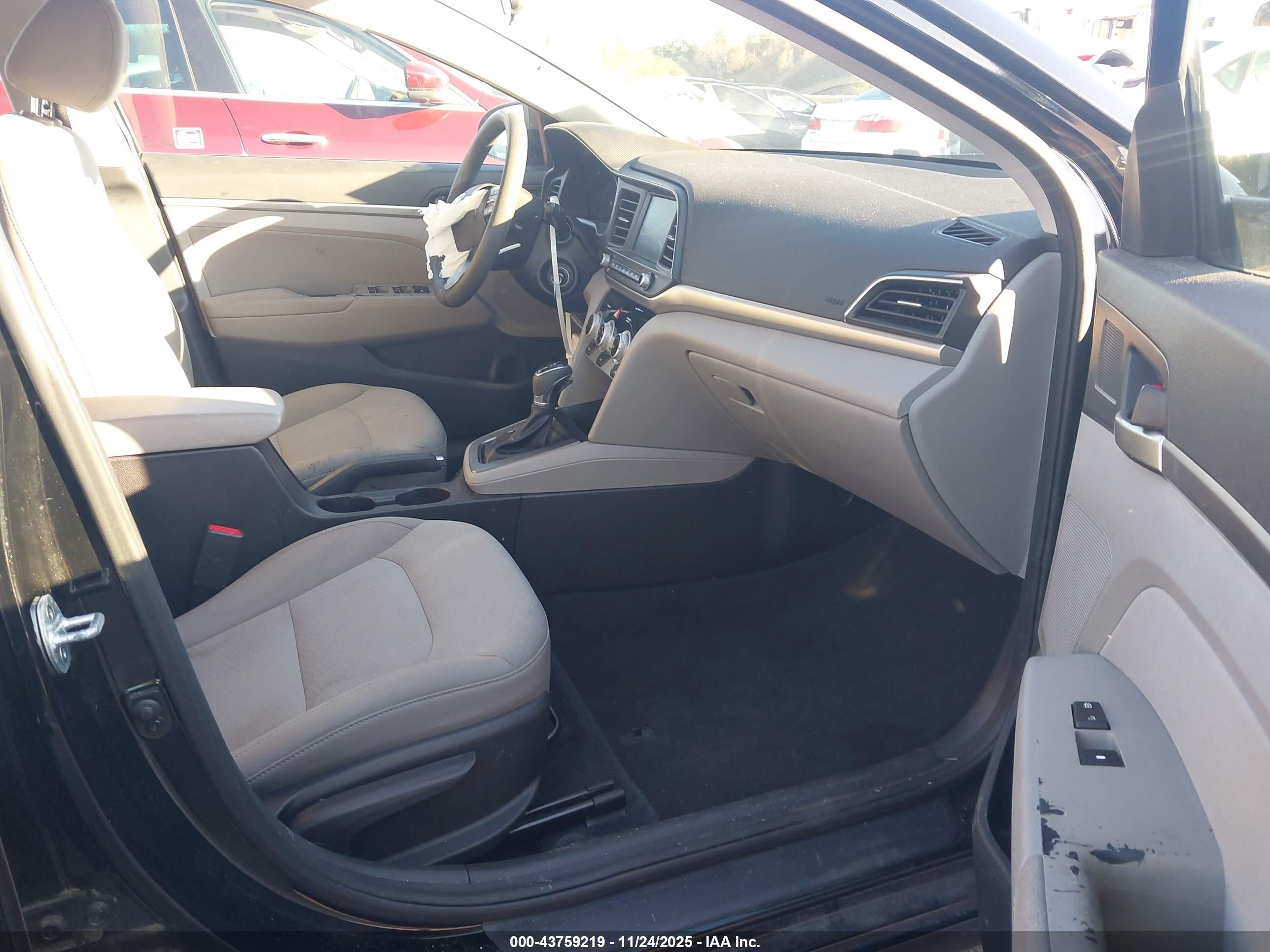 HYUNDAI ELANTRA image 5