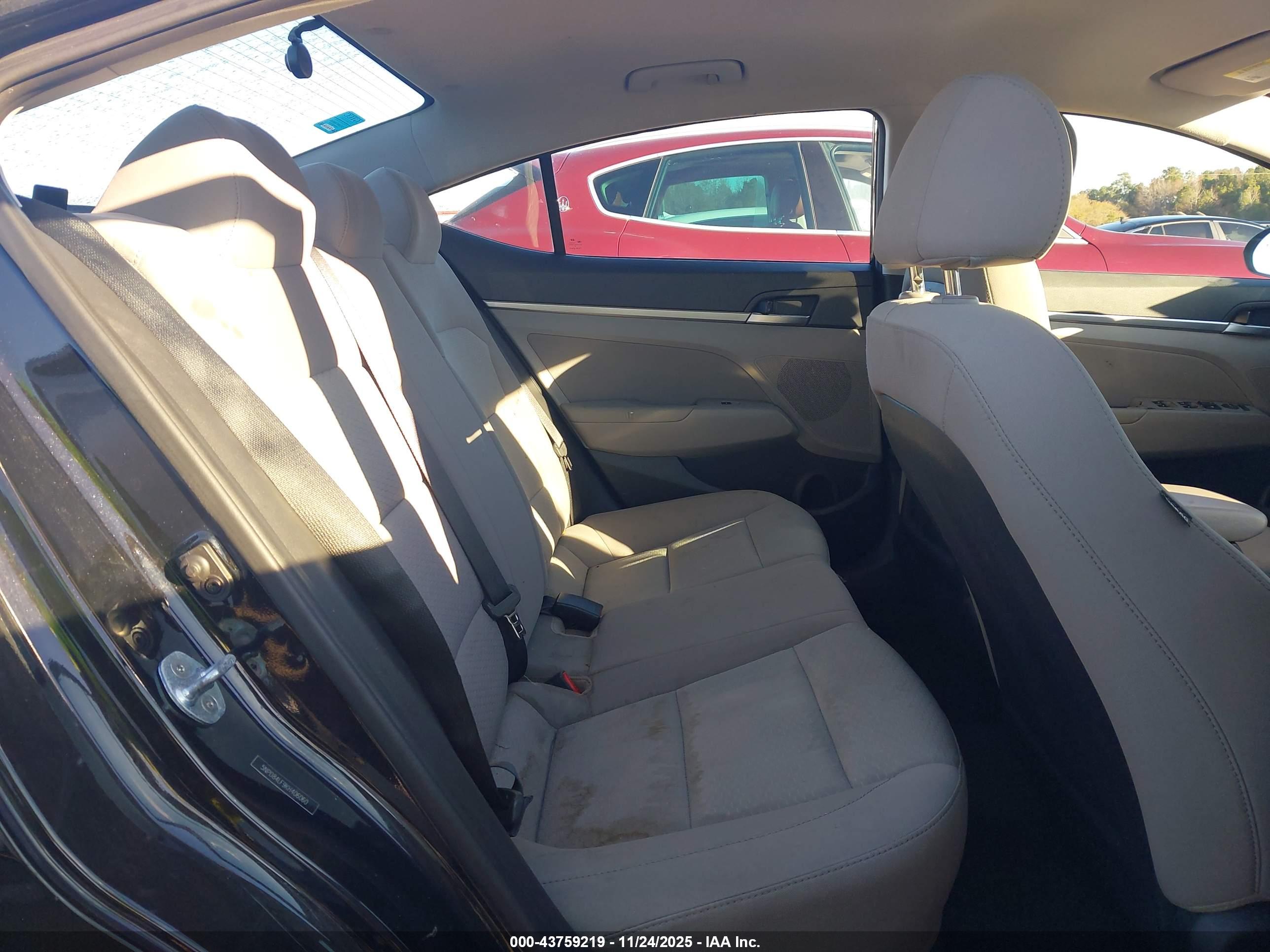 HYUNDAI ELANTRA image 8