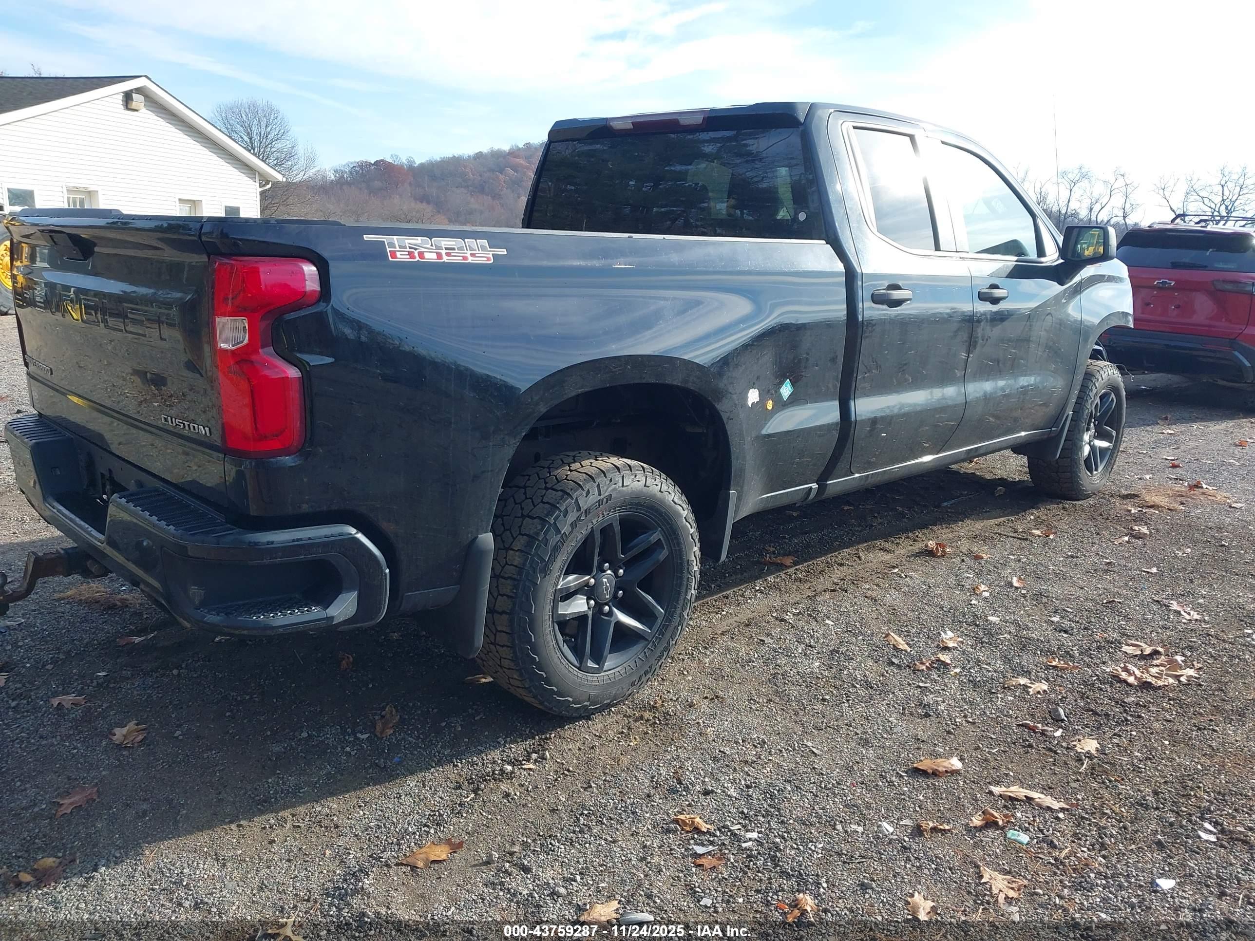 CHEVROLET SILVERADO image 4