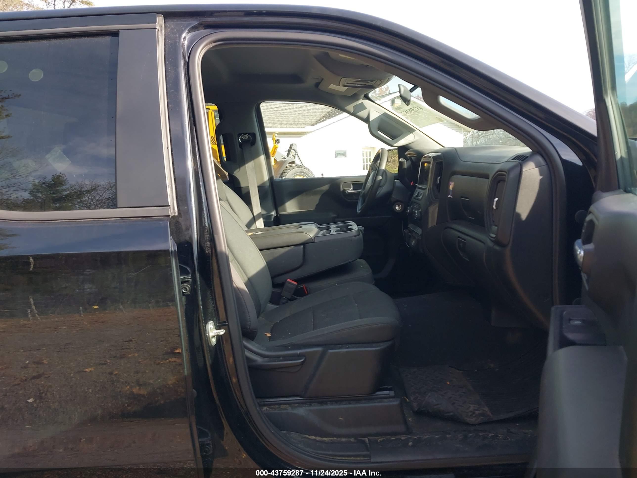 CHEVROLET SILVERADO image 5