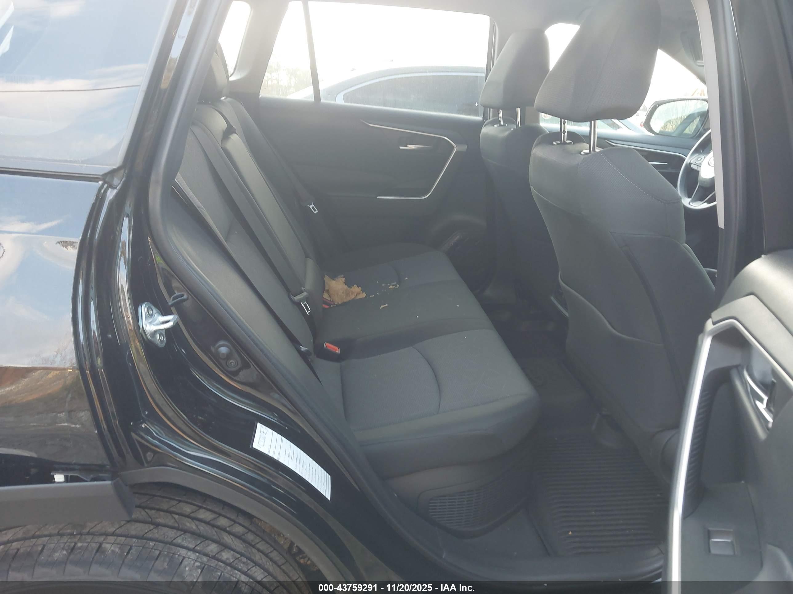 TOYOTA RAV4 image 8
