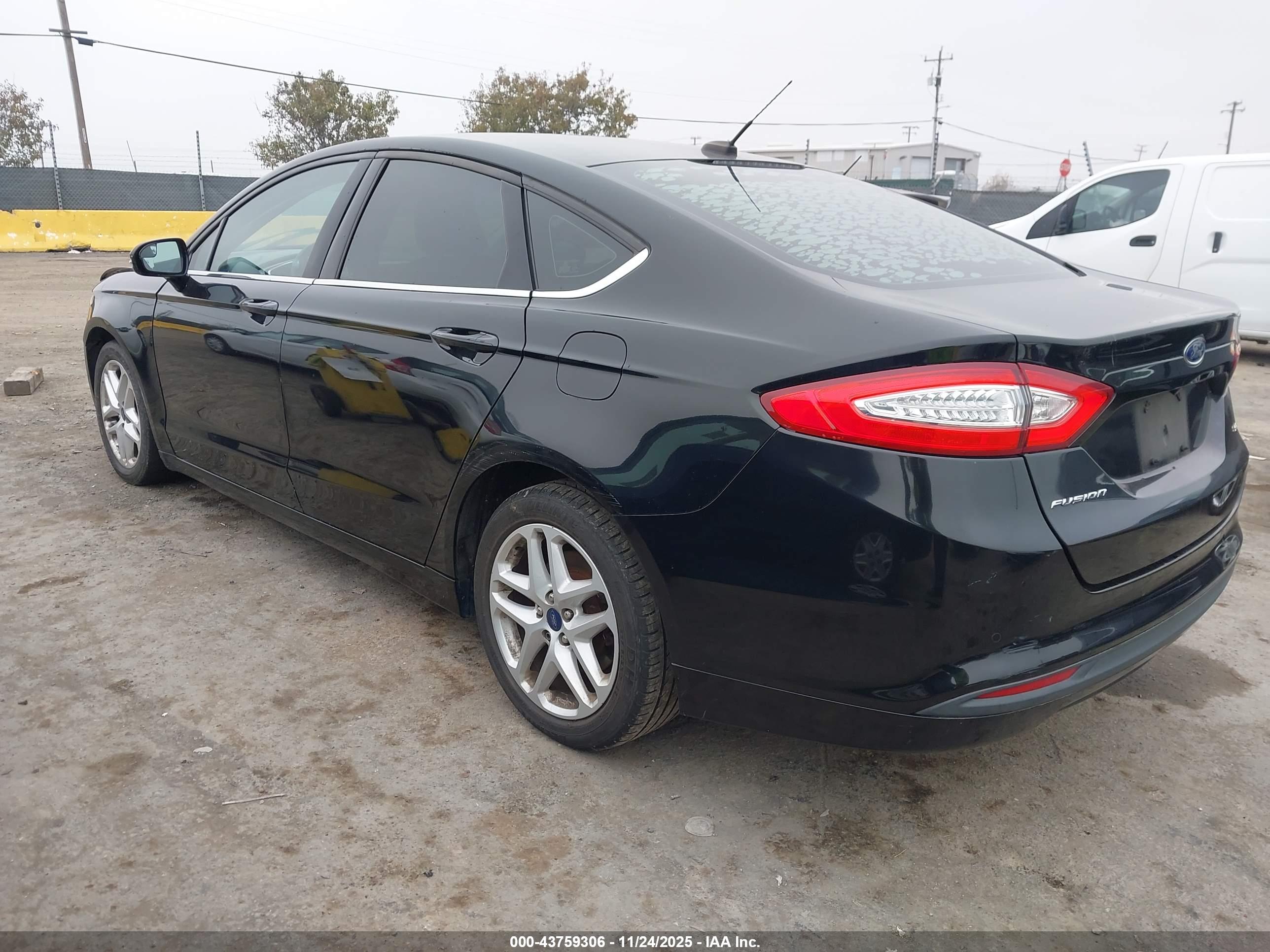 FORD FUSION image 3