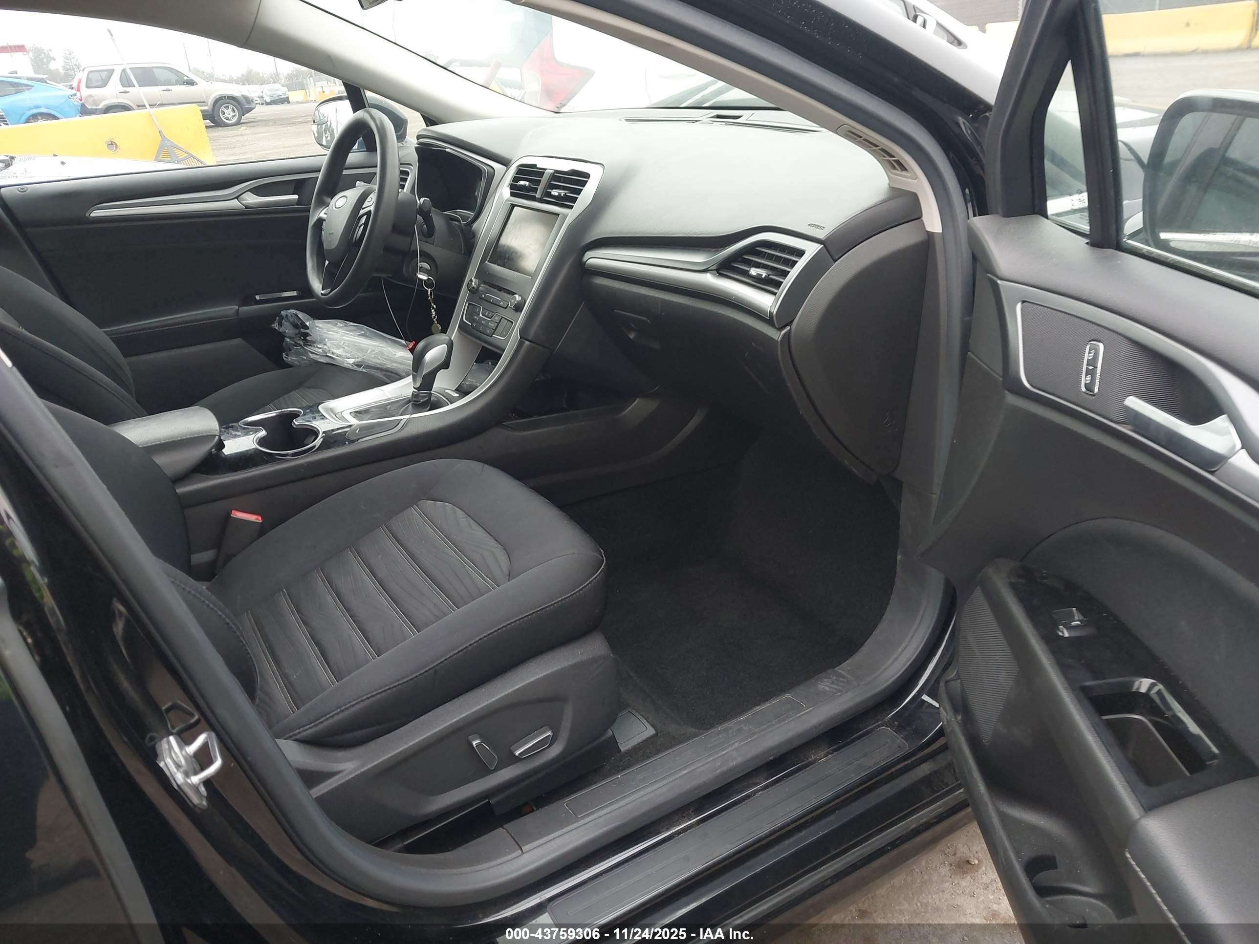 FORD FUSION image 5