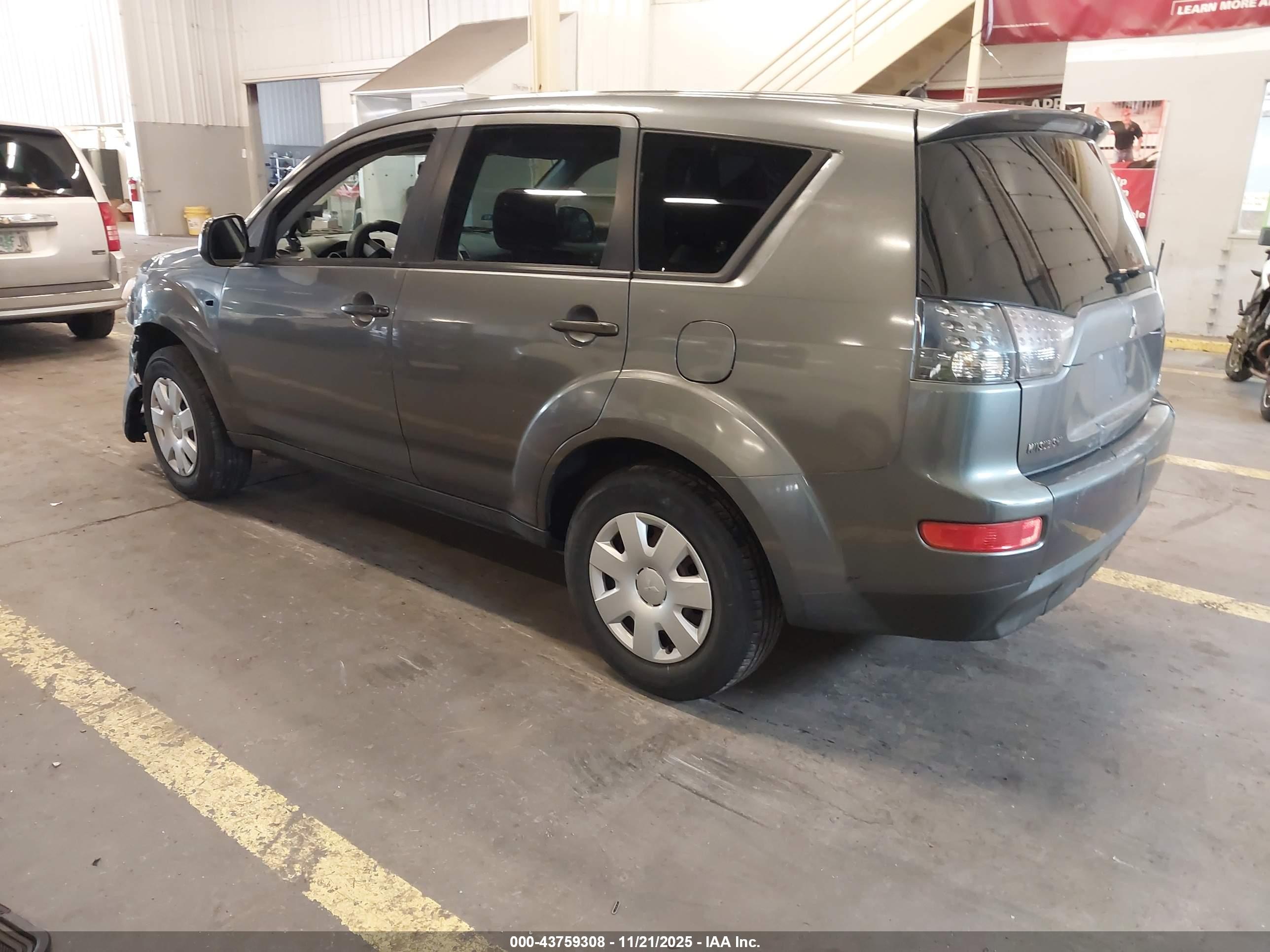 MITSUBISHI OUTLANDER image 3