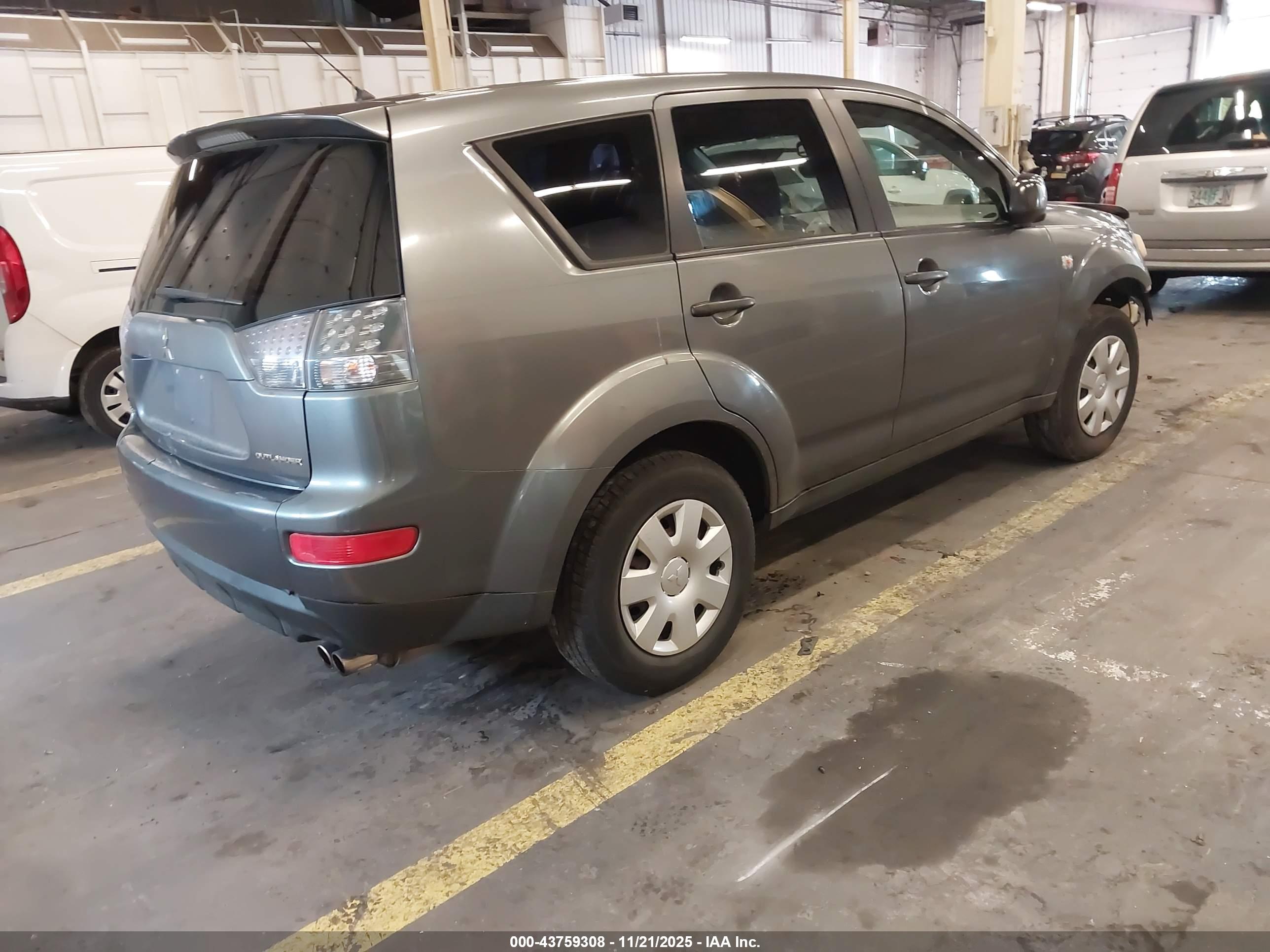 MITSUBISHI OUTLANDER image 4