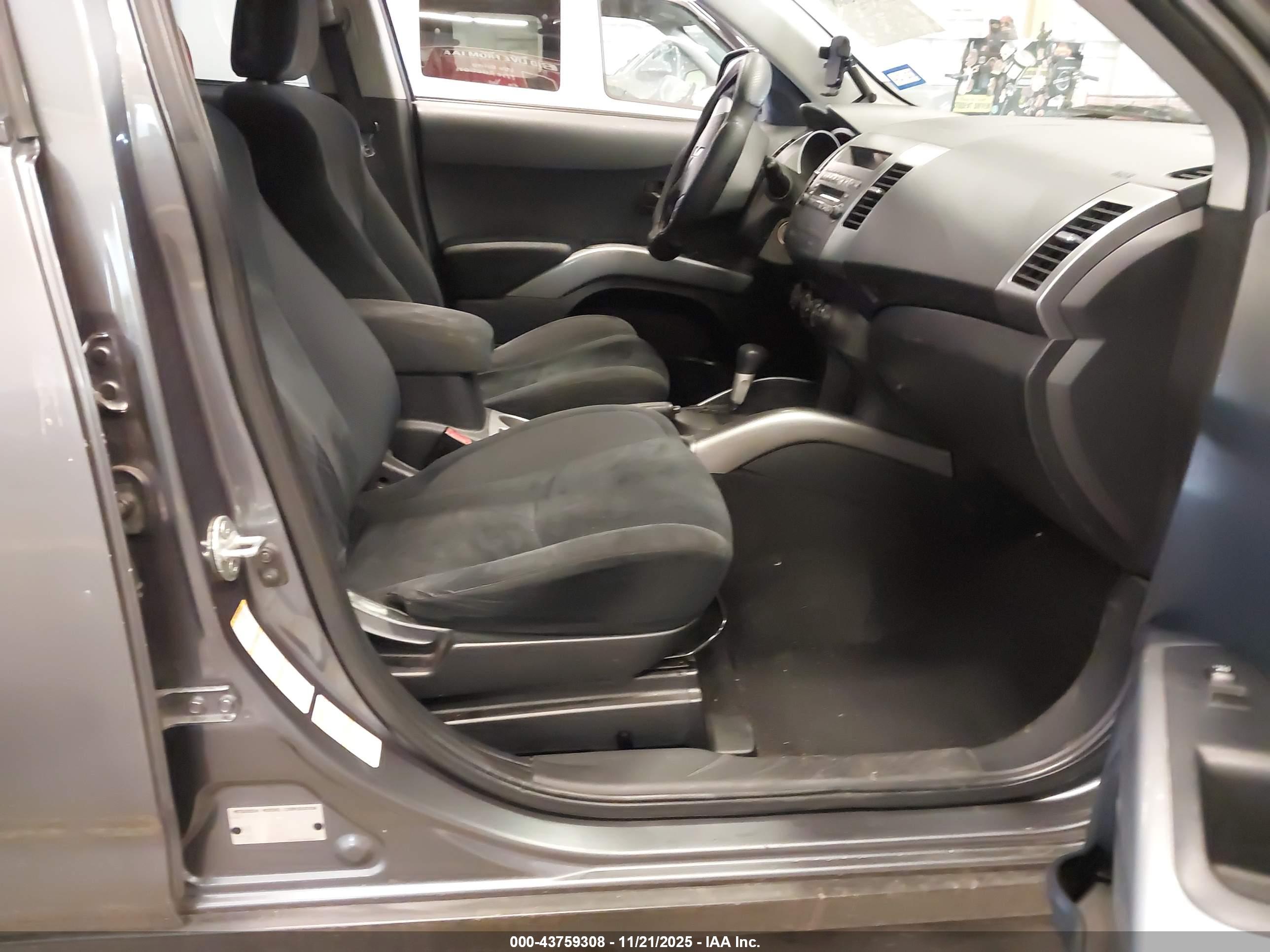 MITSUBISHI OUTLANDER image 5