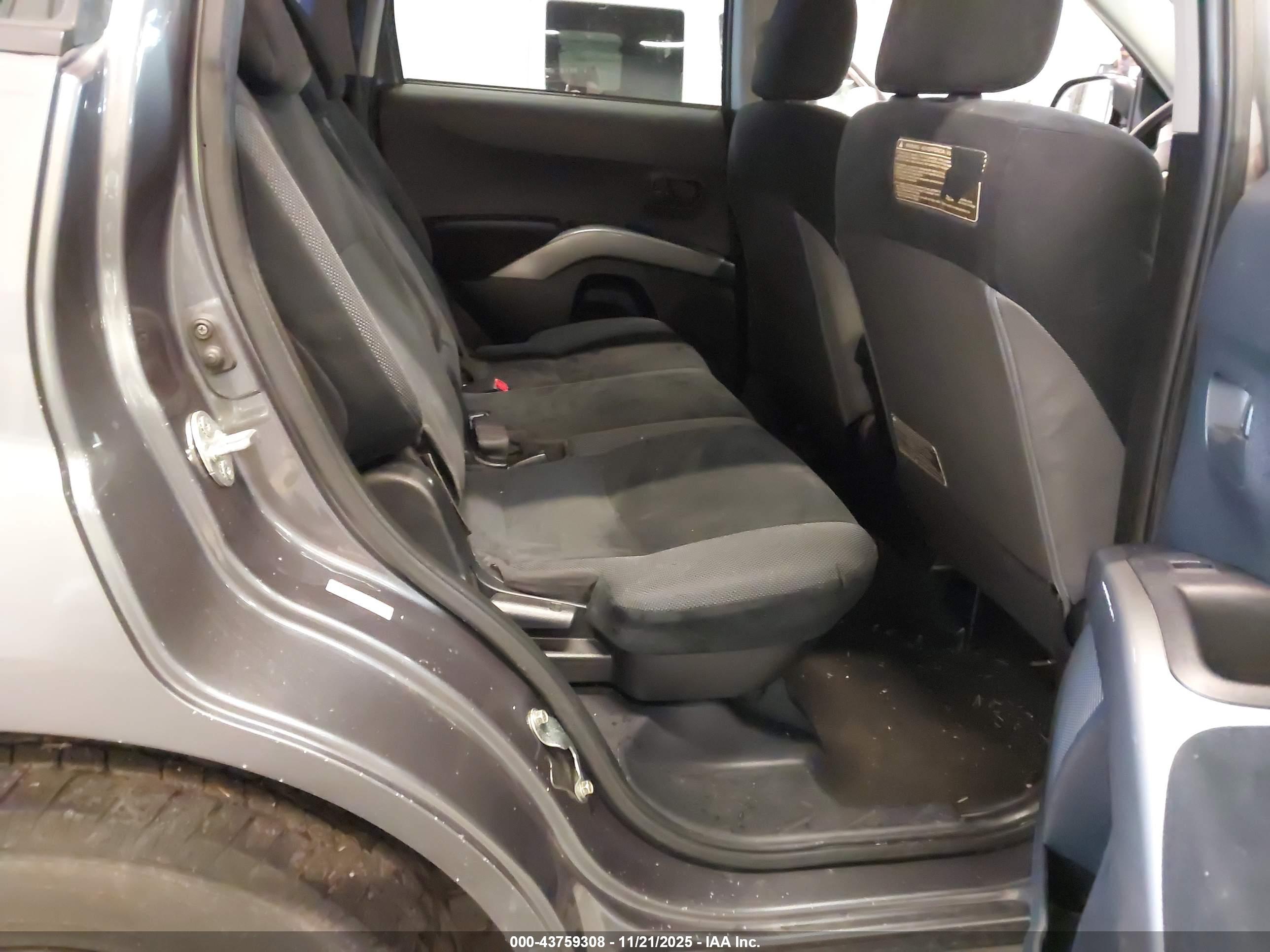 MITSUBISHI OUTLANDER image 8