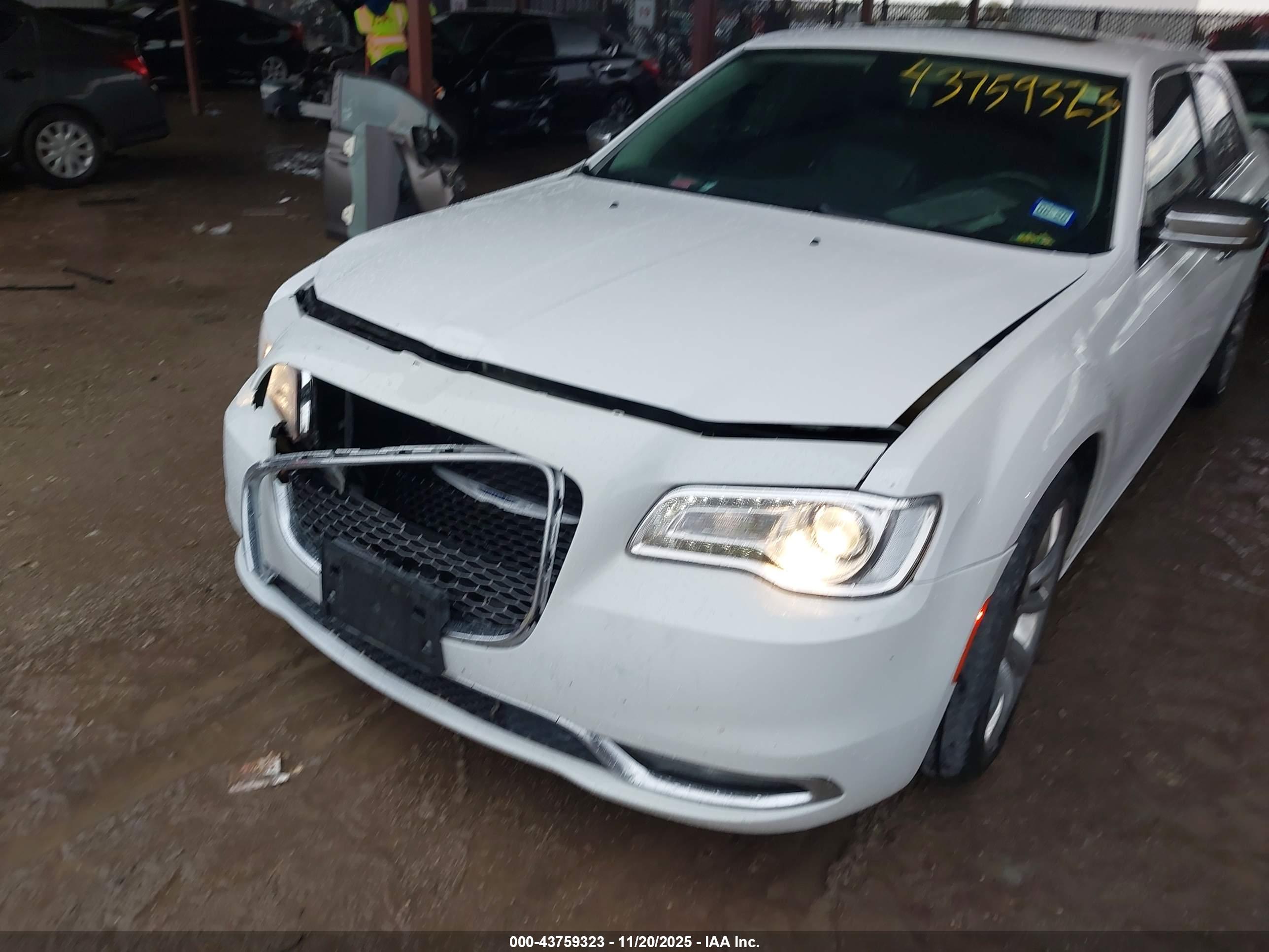 CHRYSLER 300 image 6
