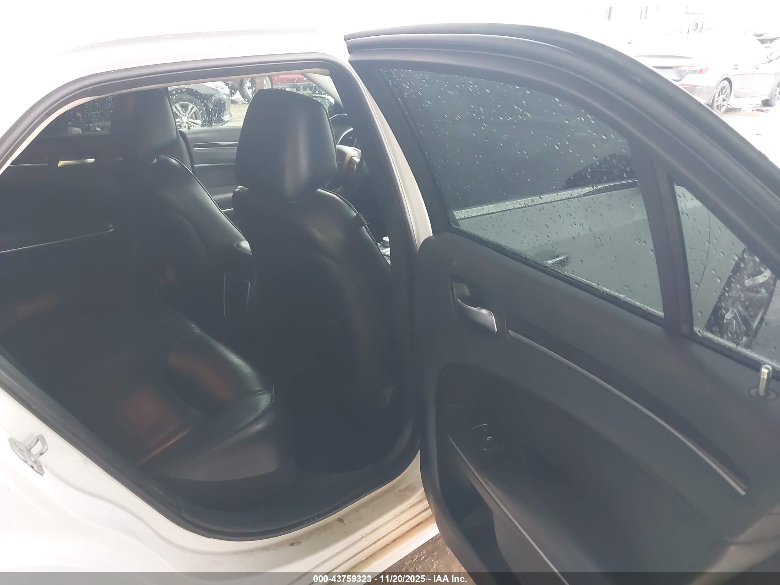 CHRYSLER 300 image 8