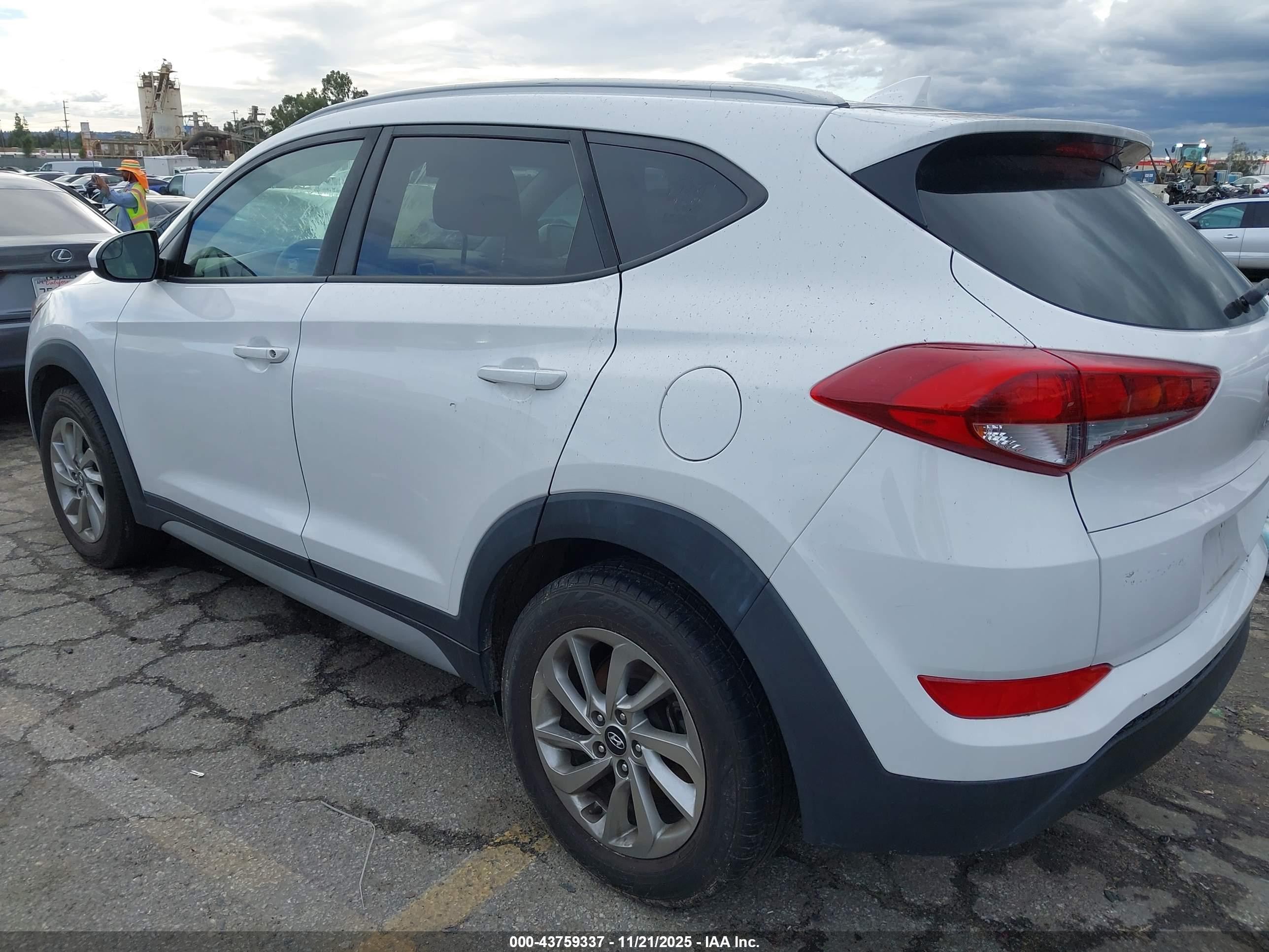 HYUNDAI TUCSON image 3