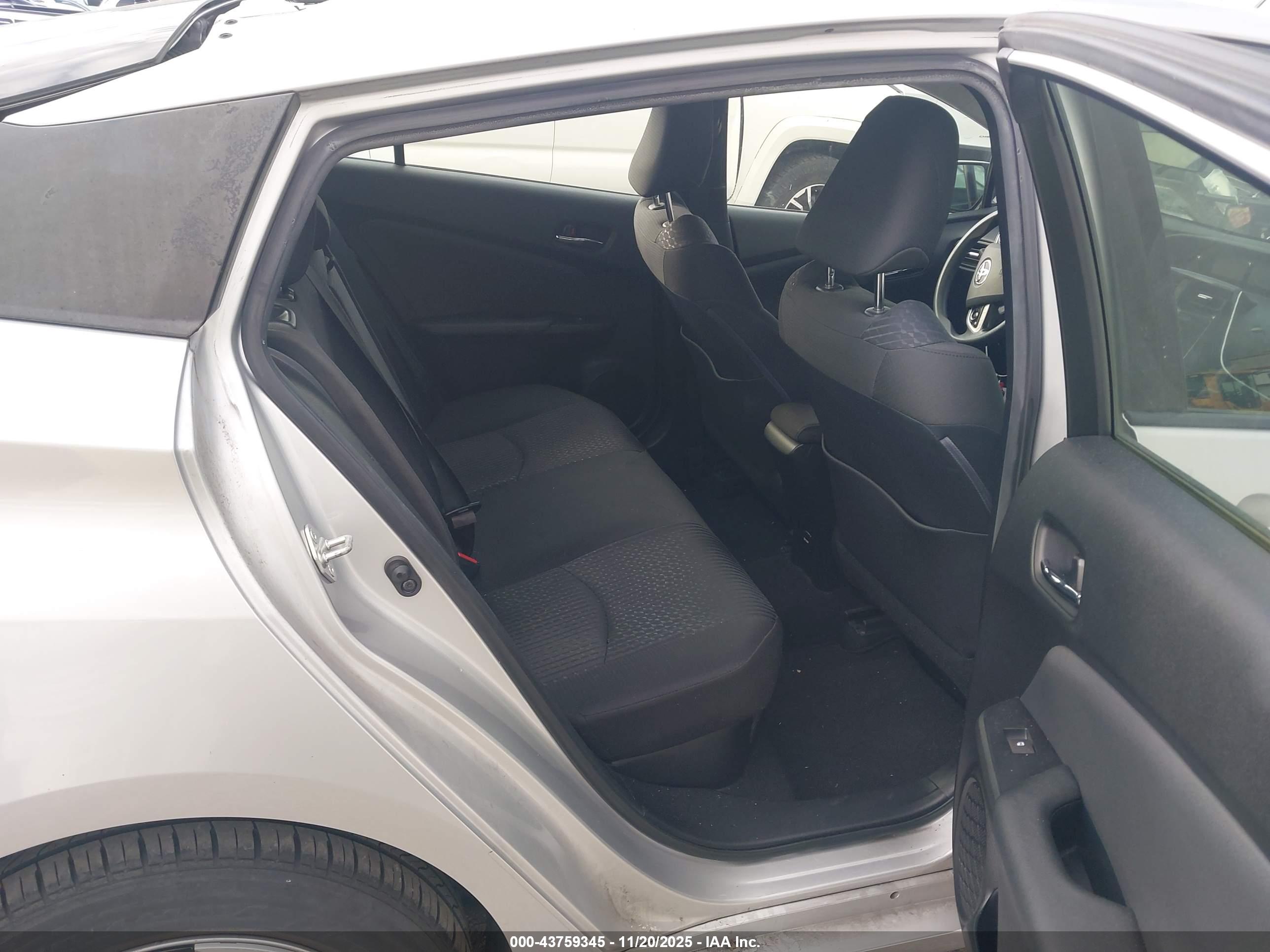 TOYOTA PRIUS image 8
