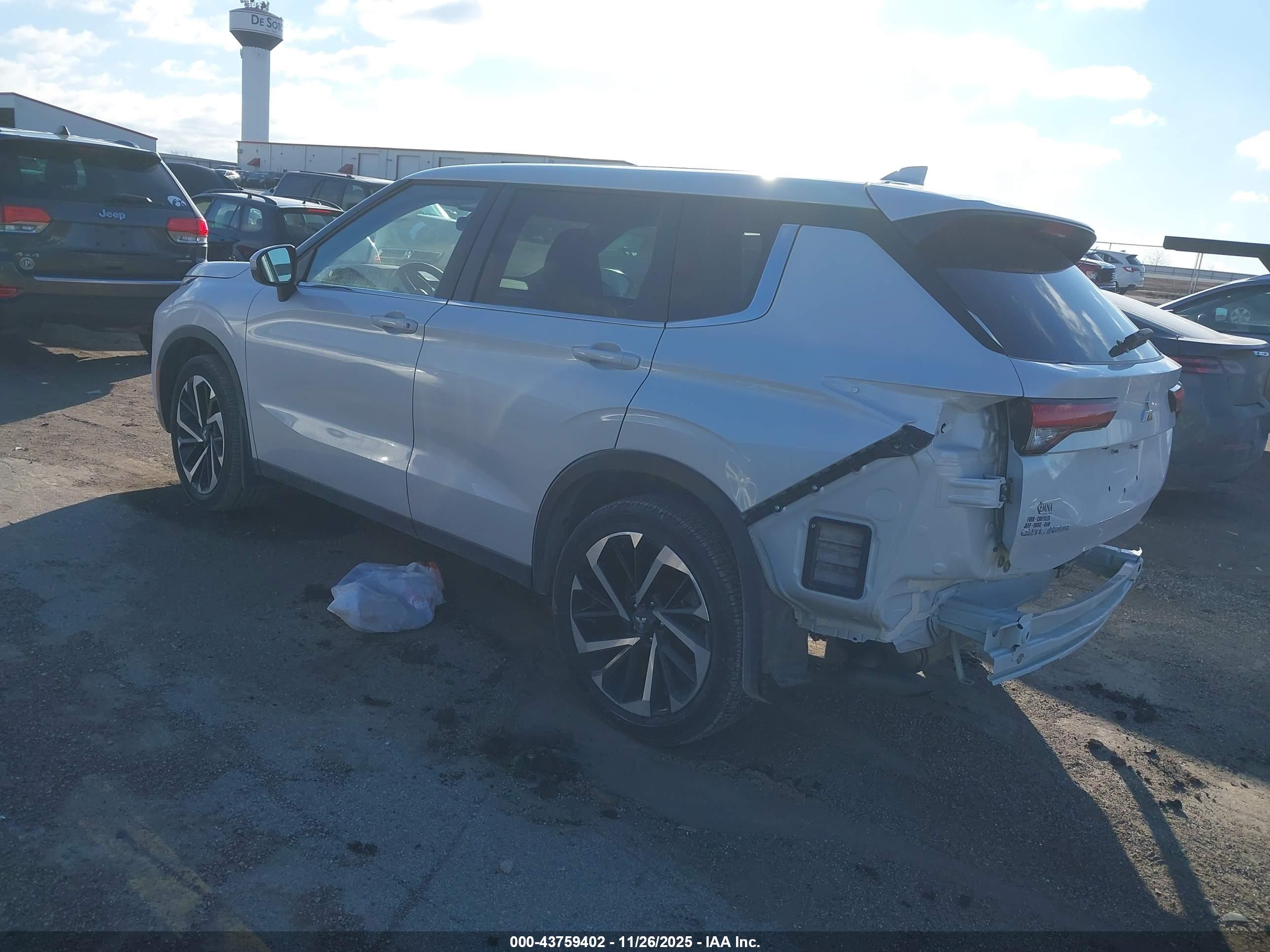 MITSUBISHI OUTLANDER image 3