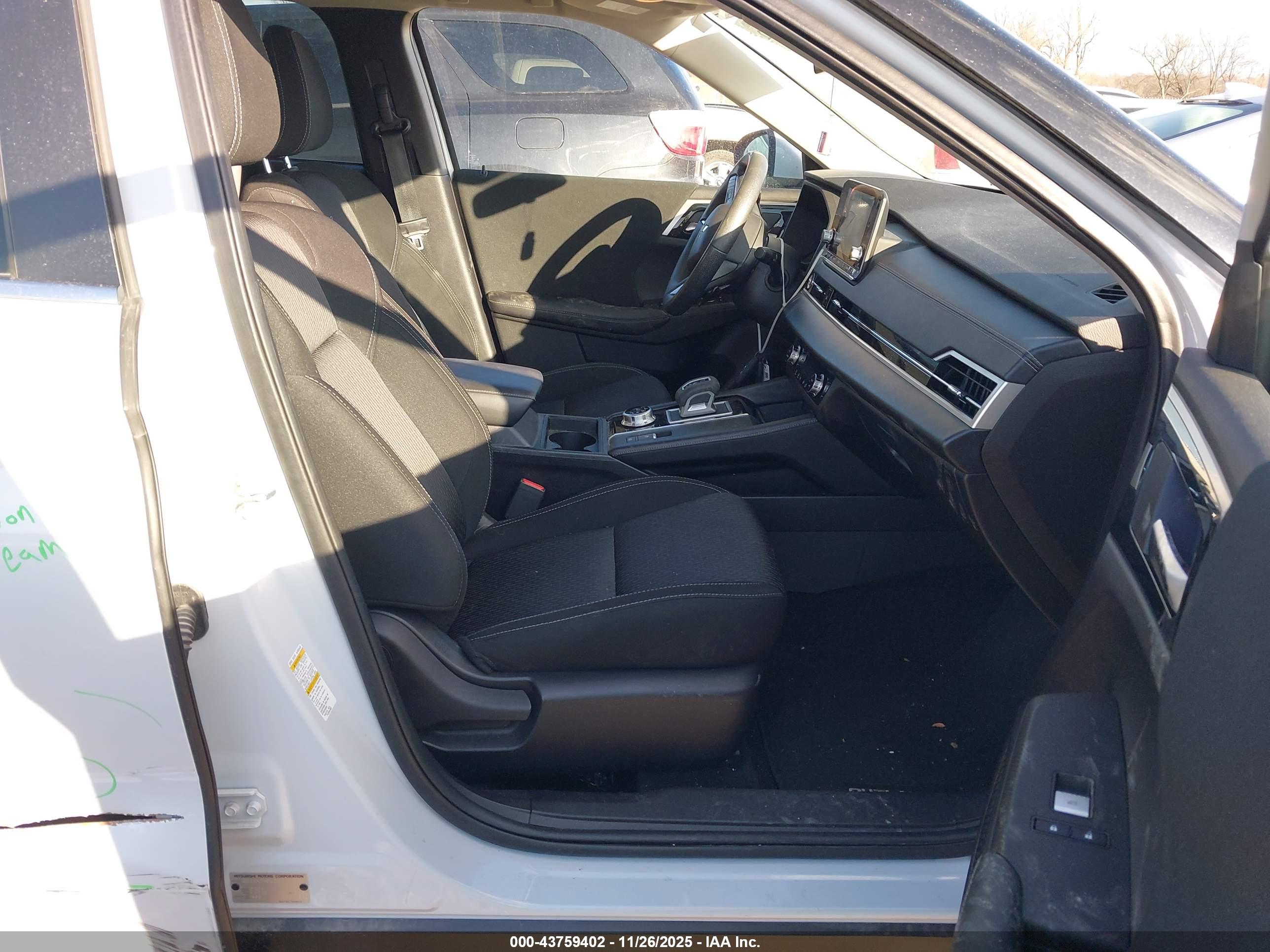 MITSUBISHI OUTLANDER image 5
