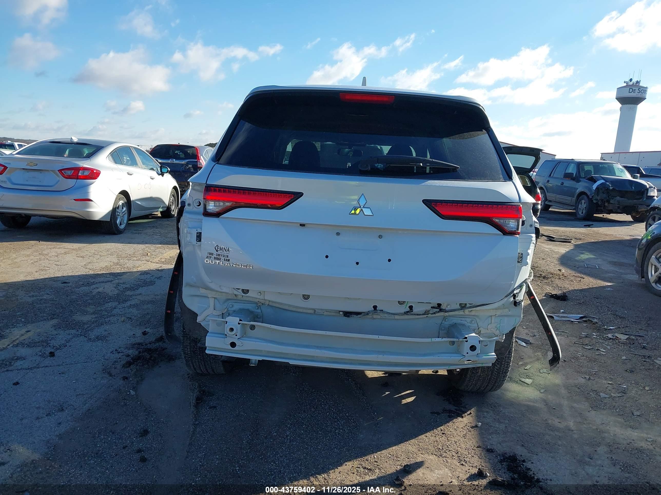 MITSUBISHI OUTLANDER image 6