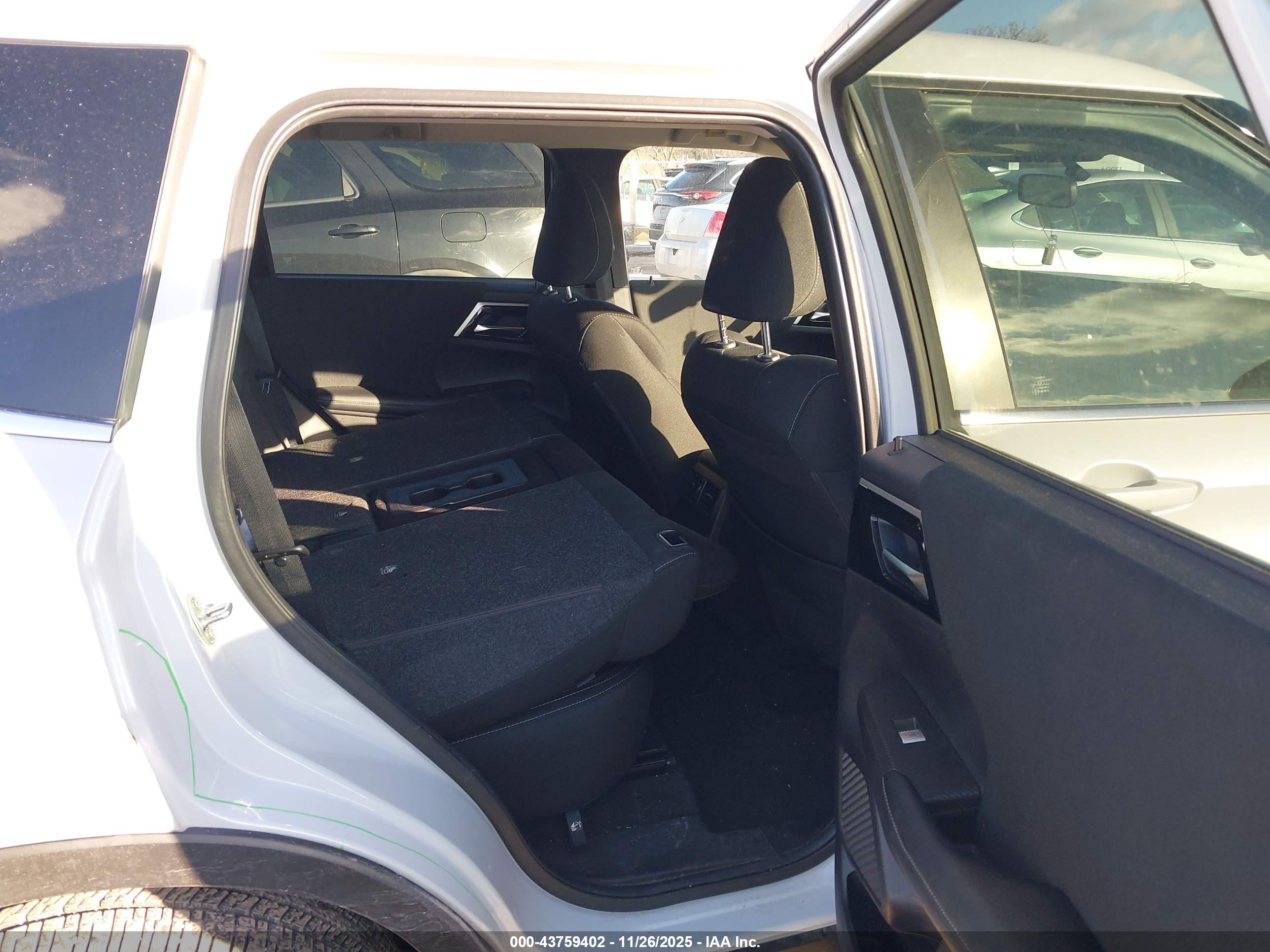 MITSUBISHI OUTLANDER image 8