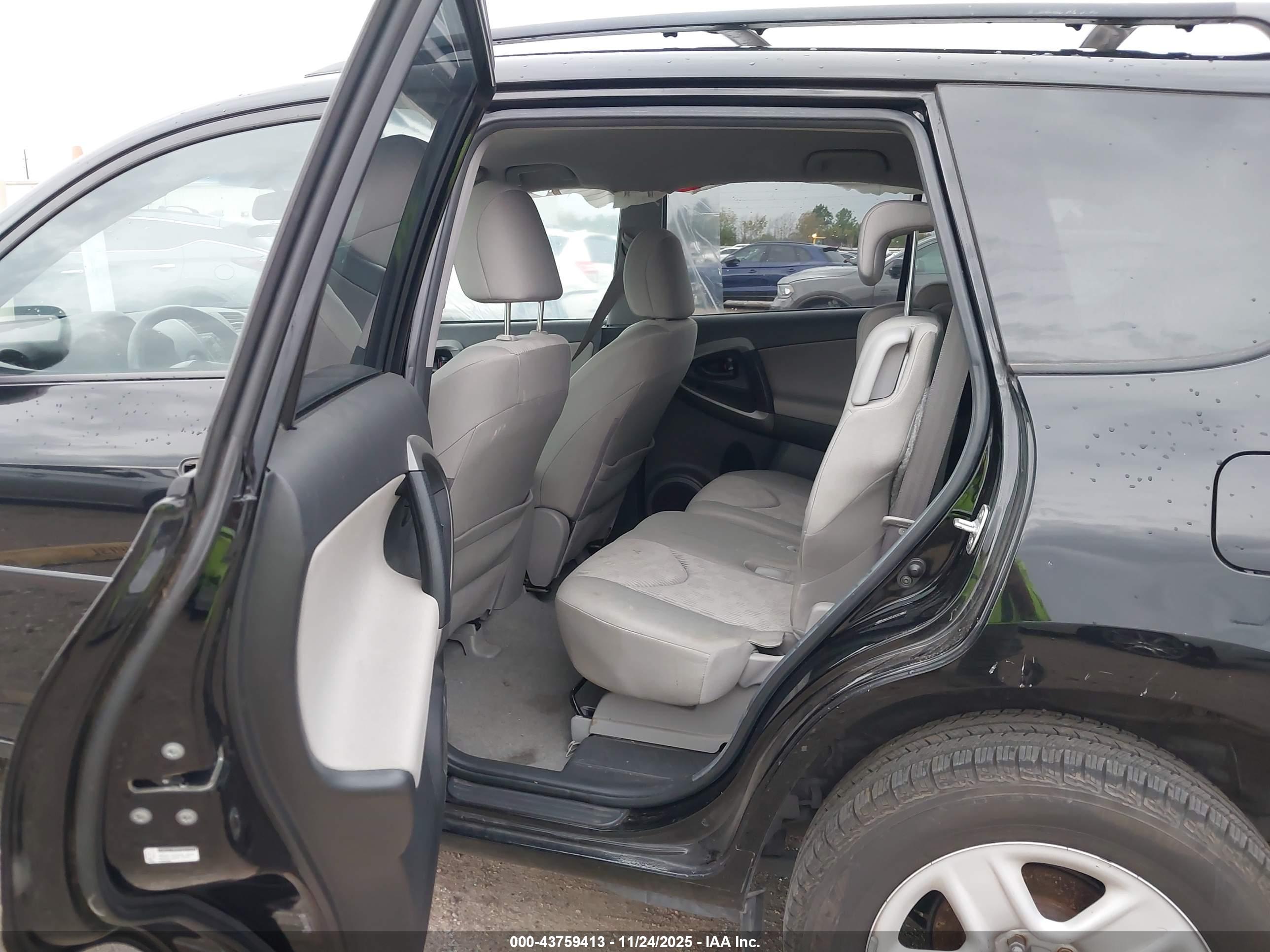 TOYOTA RAV4 image 8