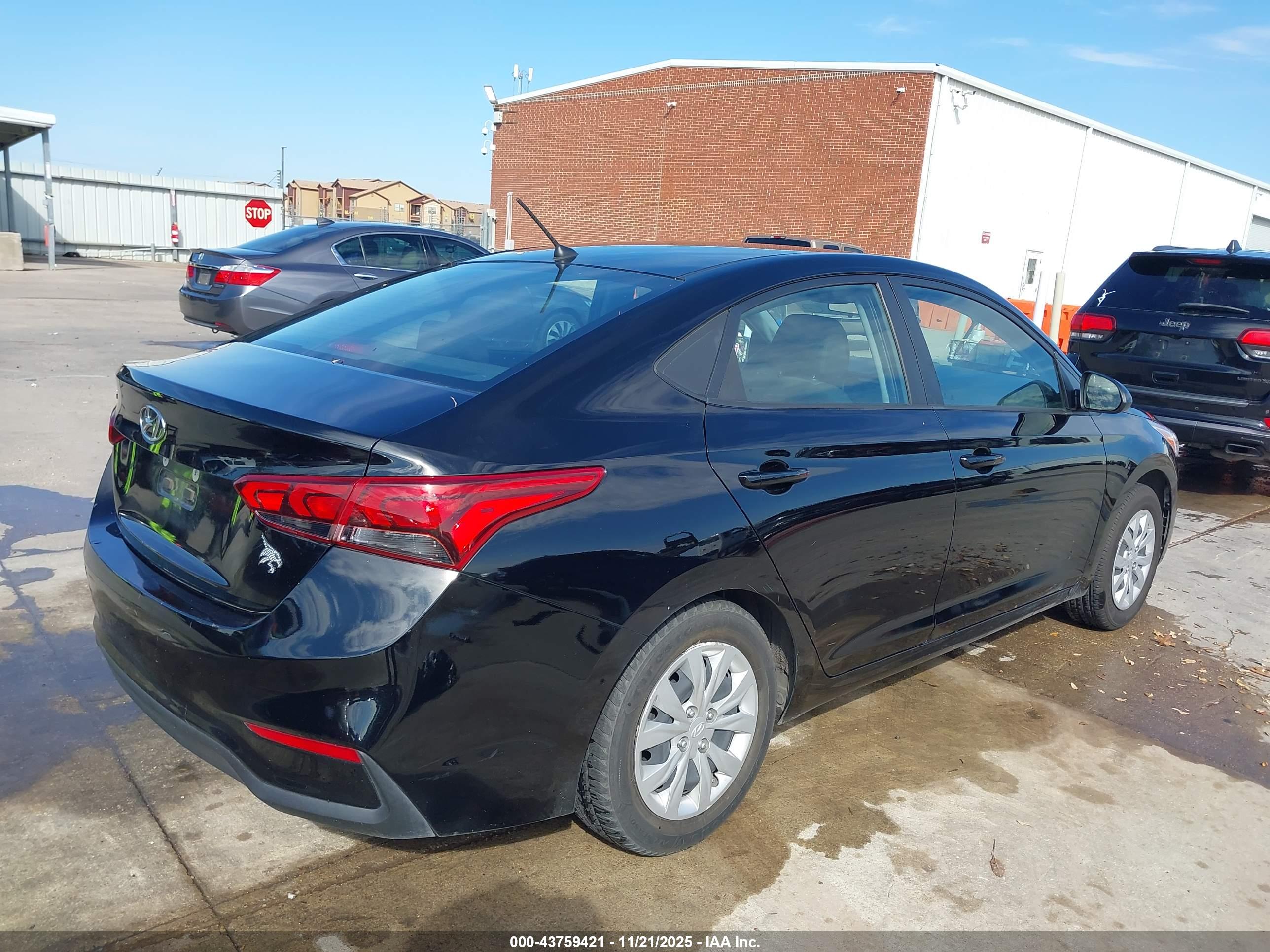 HYUNDAI ACCENT image 4