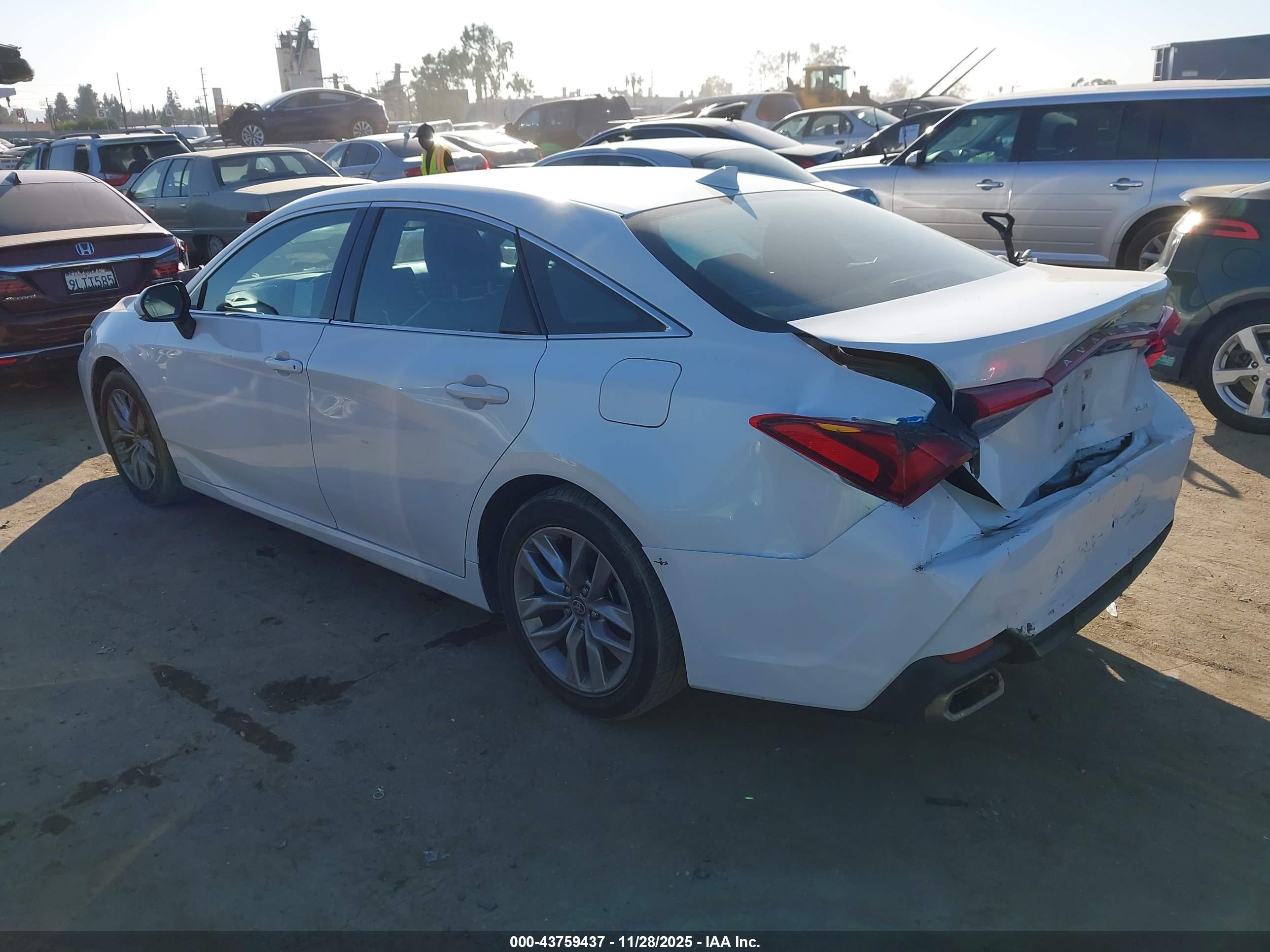 TOYOTA AVALON image 3
