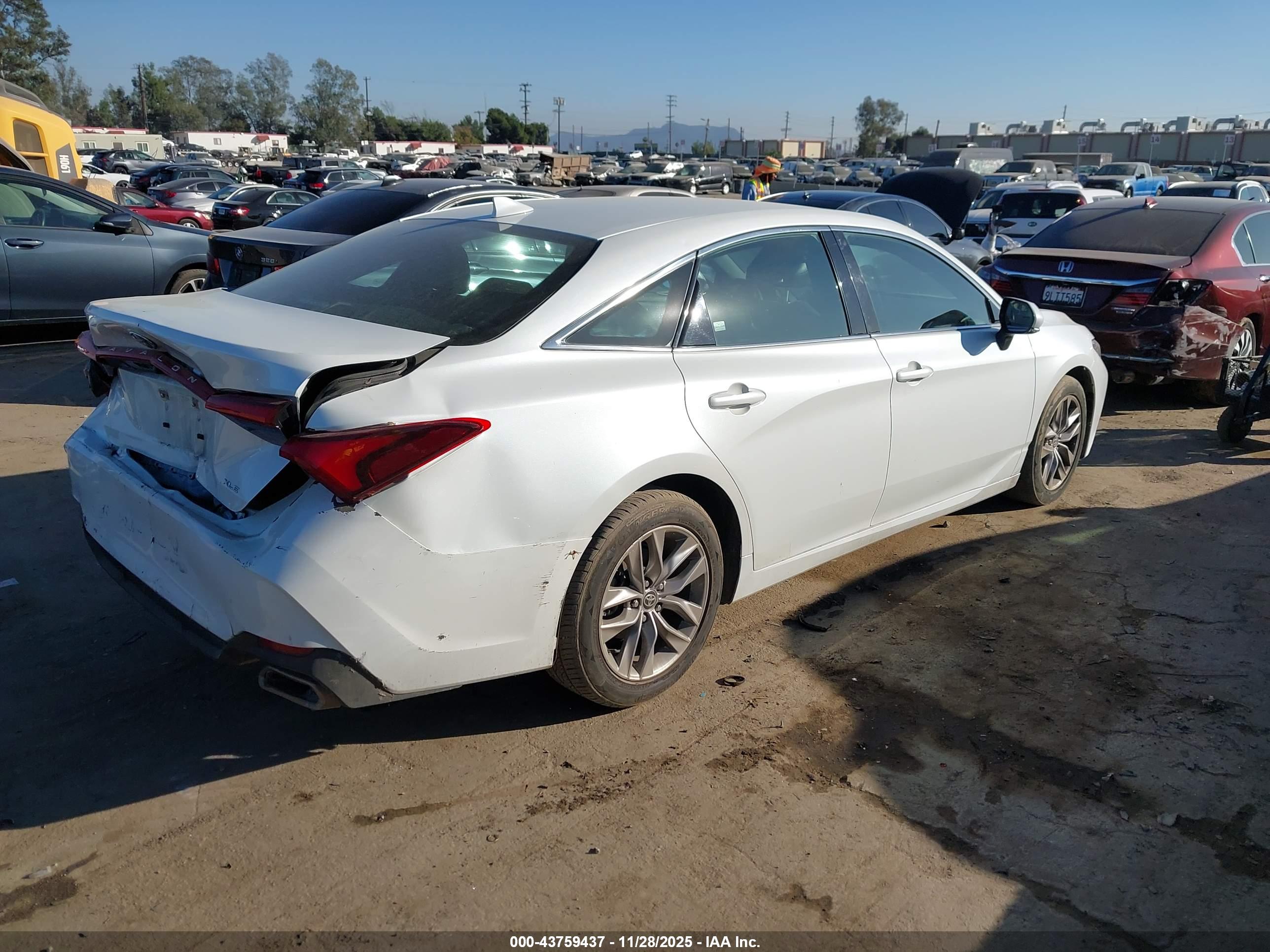 TOYOTA AVALON image 4
