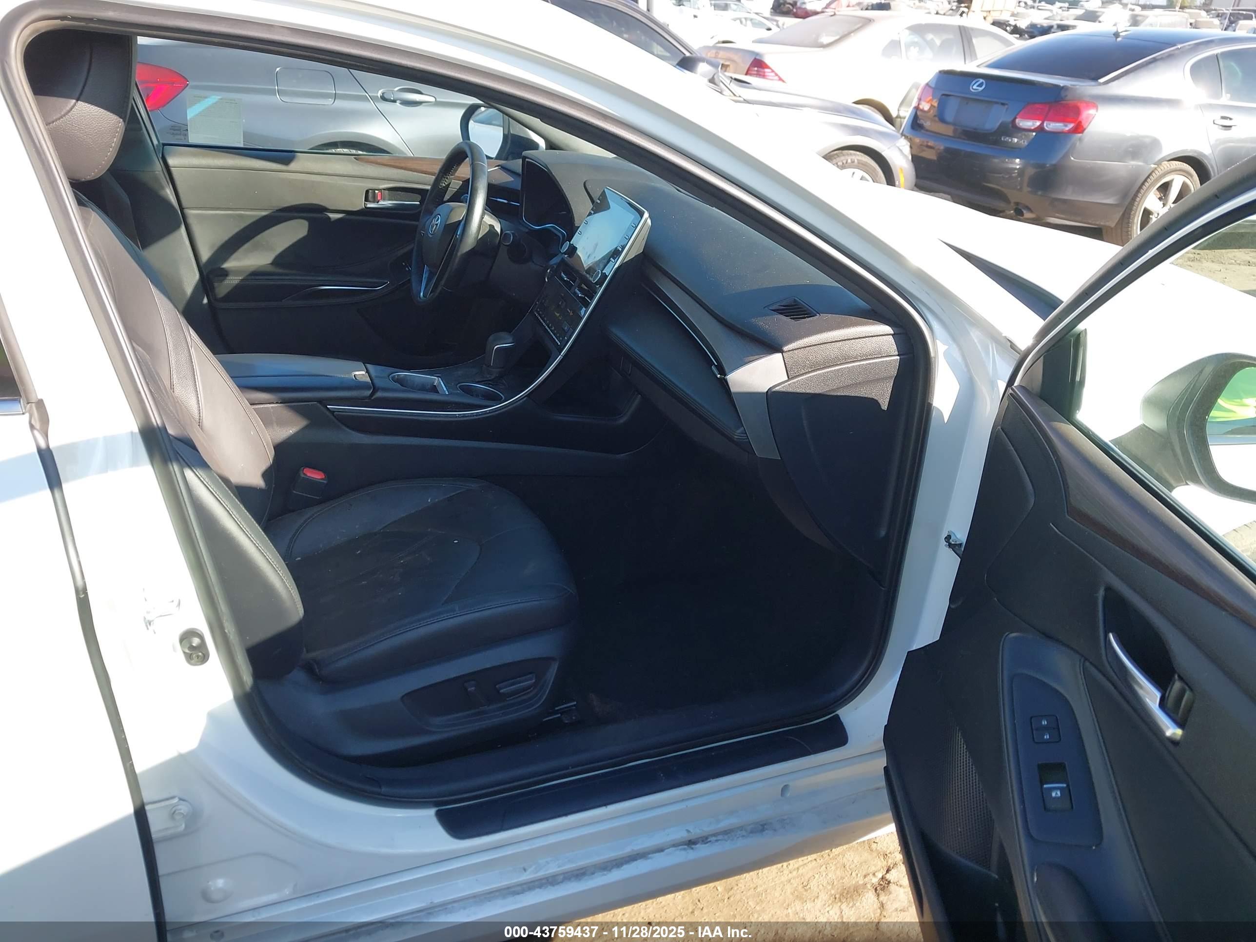 TOYOTA AVALON image 5