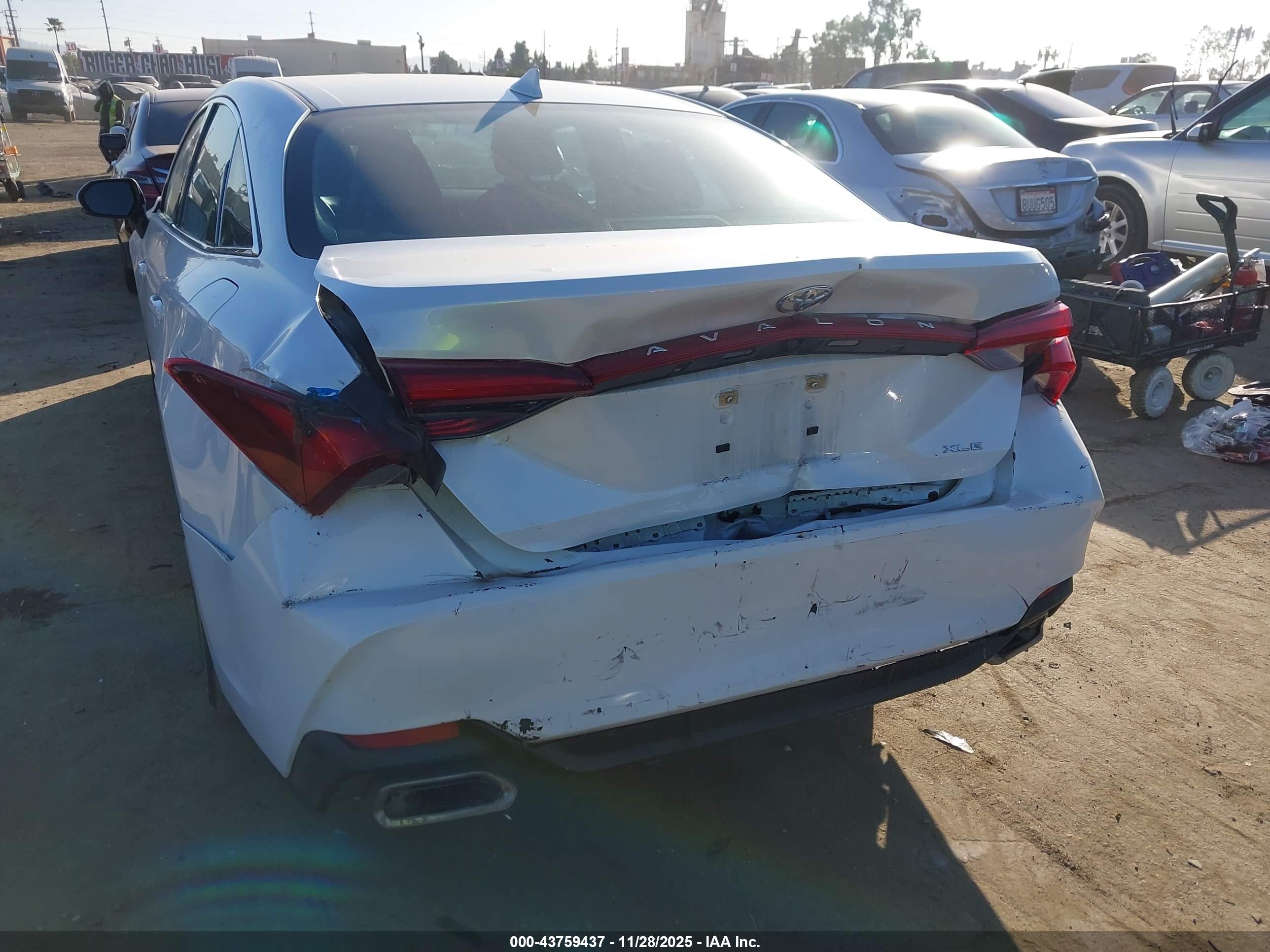 TOYOTA AVALON image 6