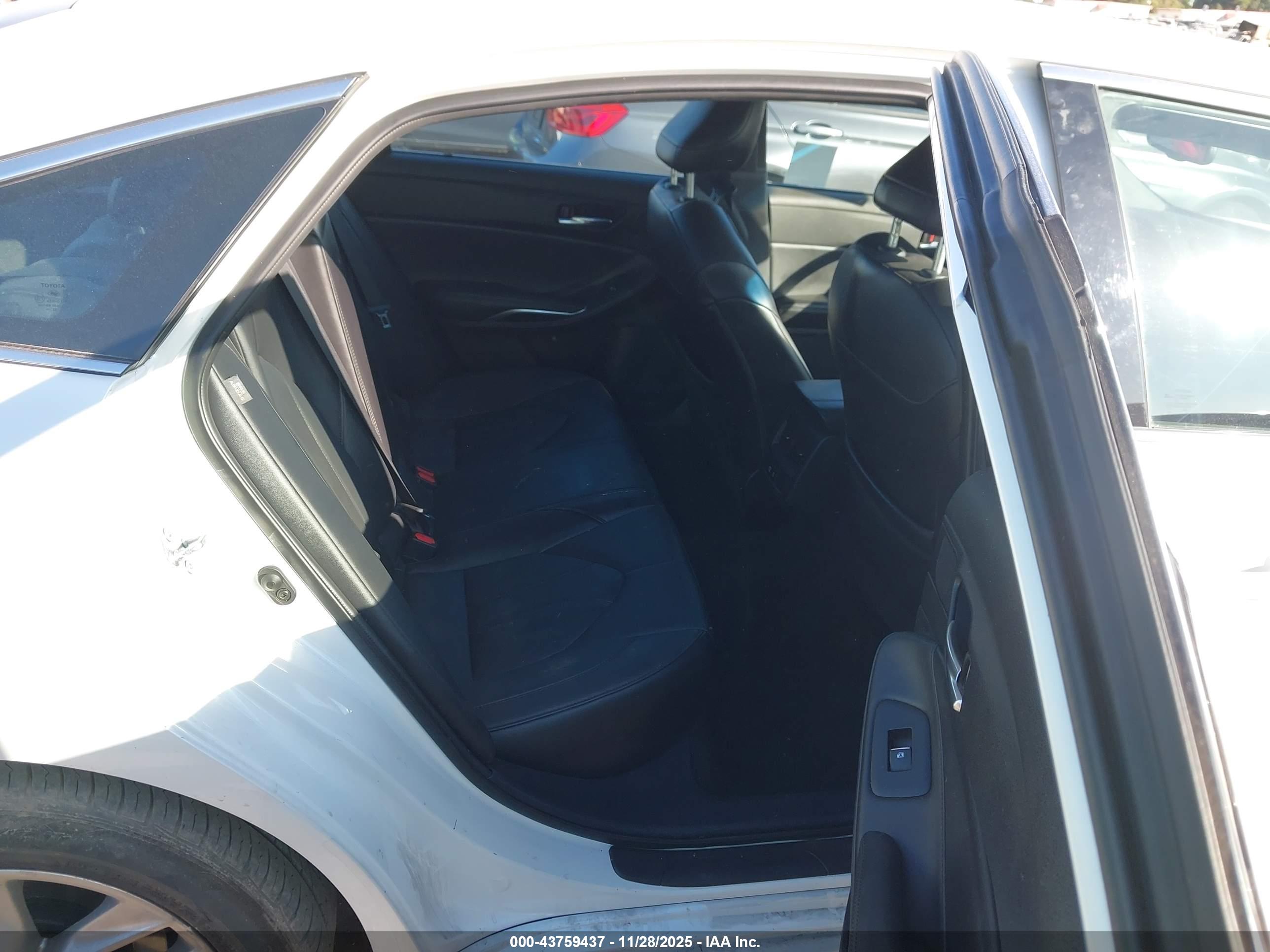 TOYOTA AVALON image 8