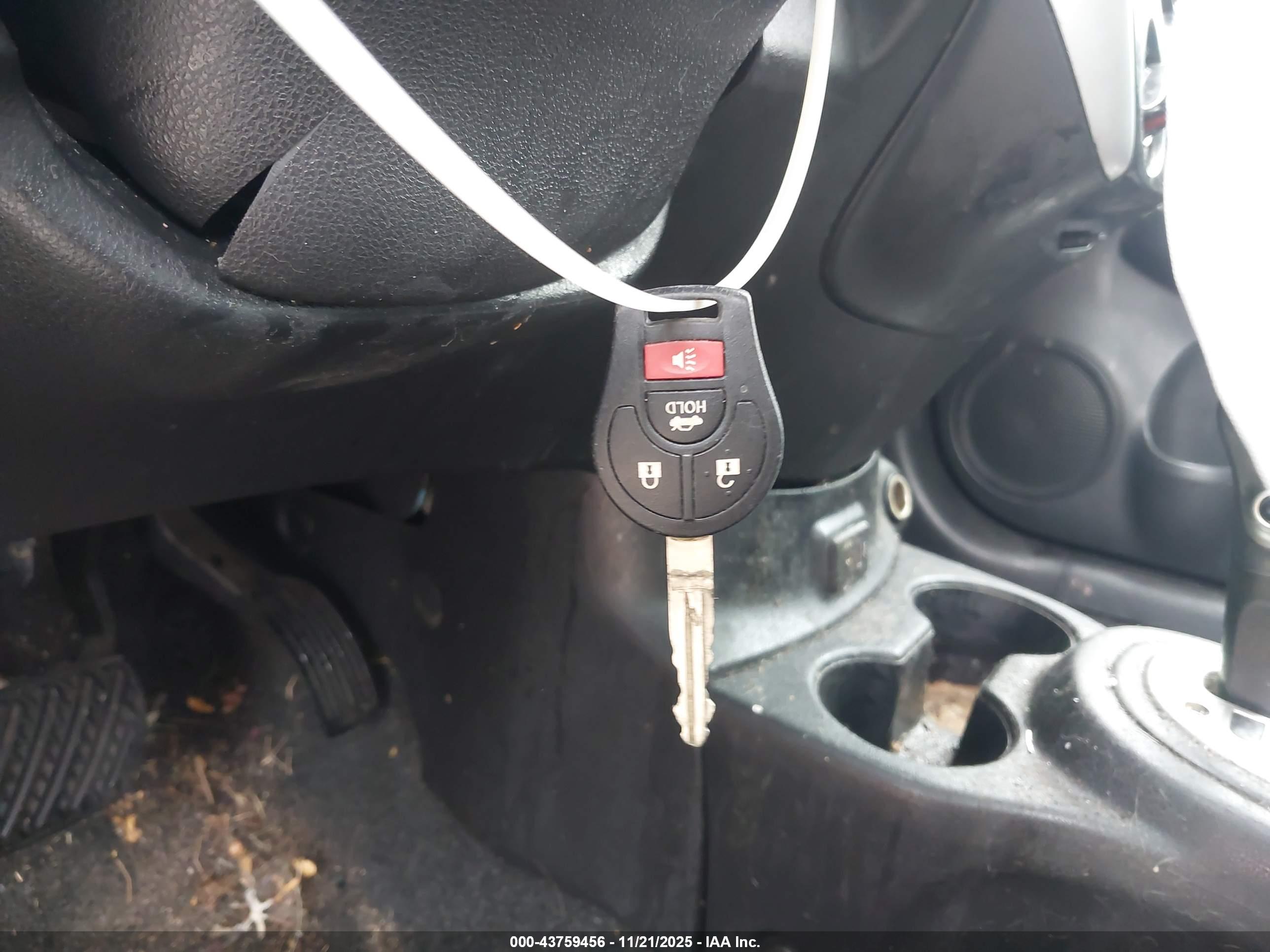 NISSAN VERSA image 11