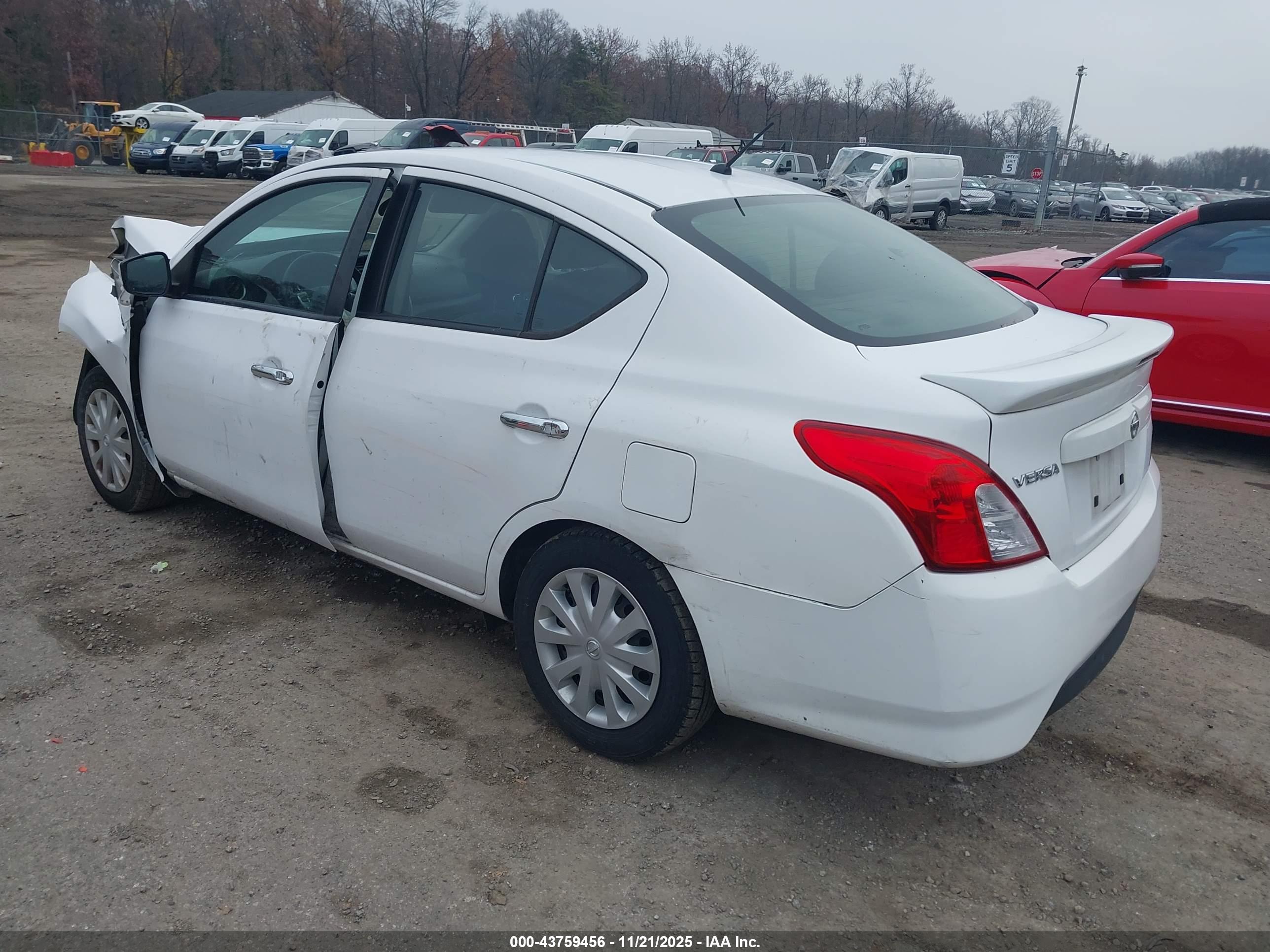 NISSAN VERSA image 3