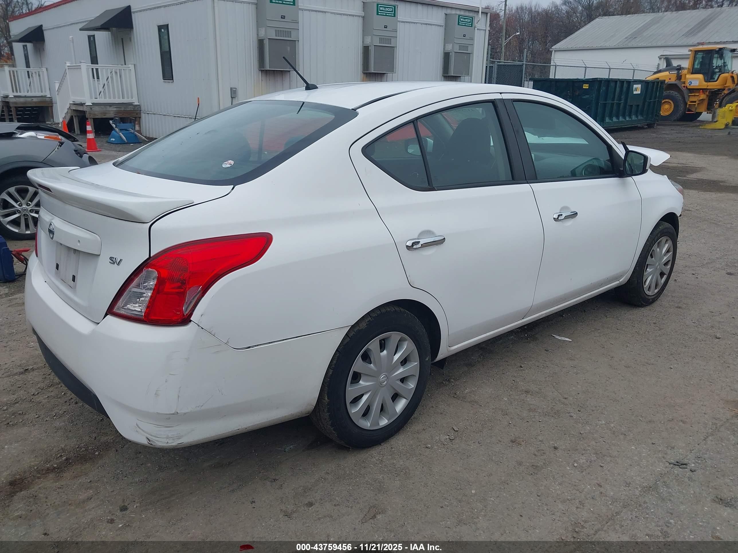 NISSAN VERSA image 4