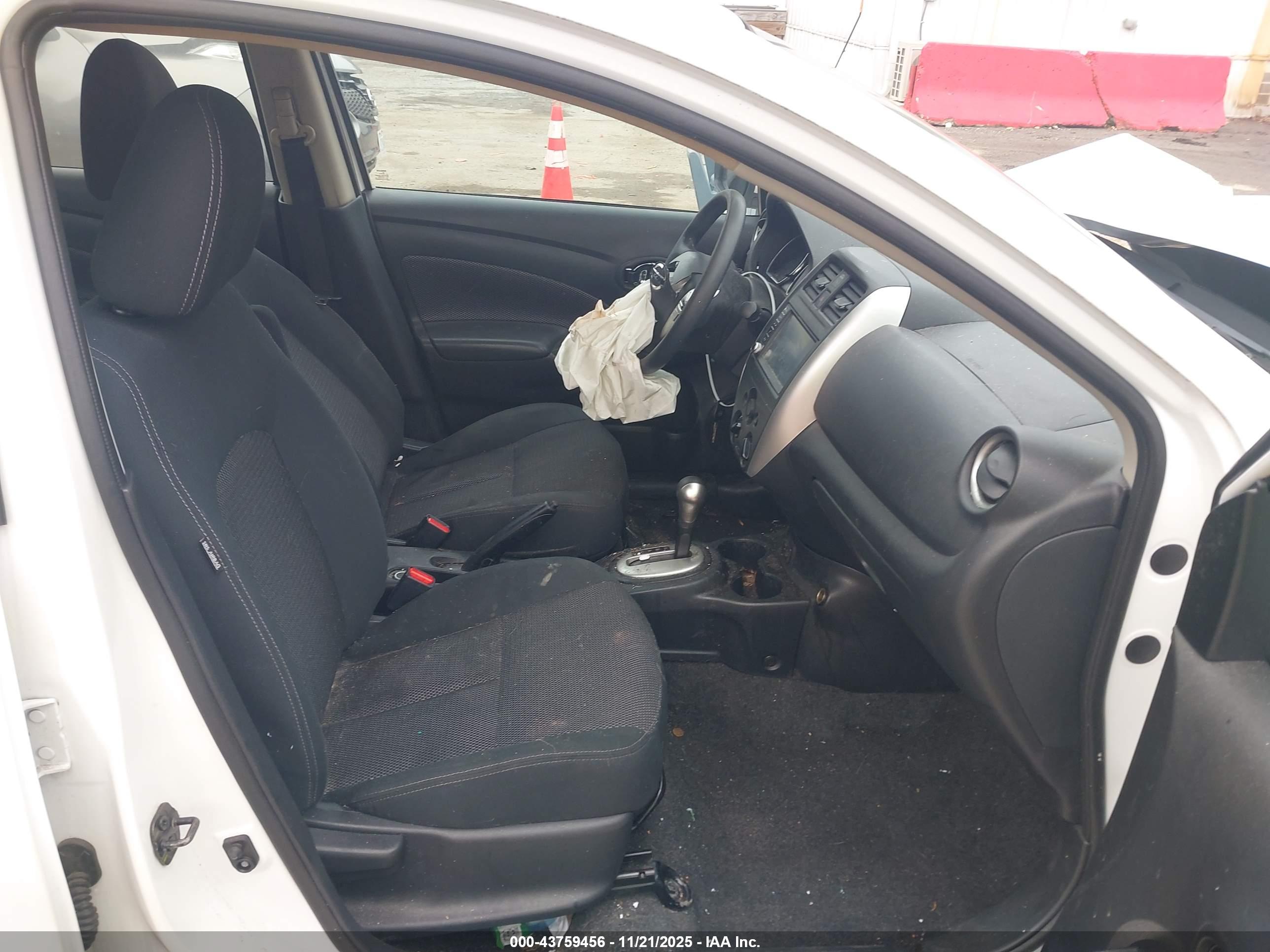 NISSAN VERSA image 5