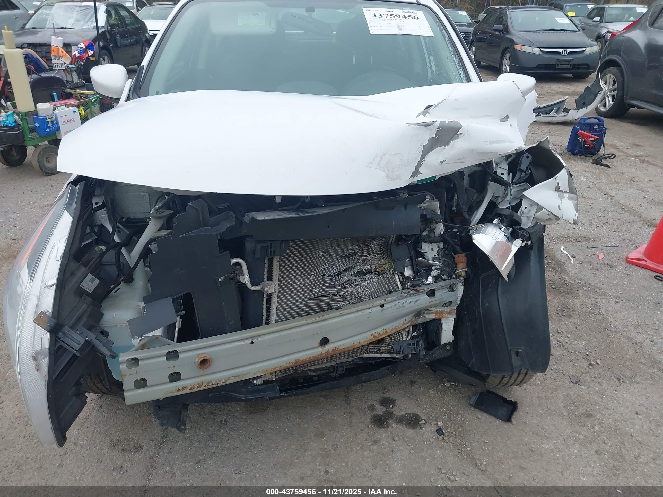 NISSAN VERSA image 6