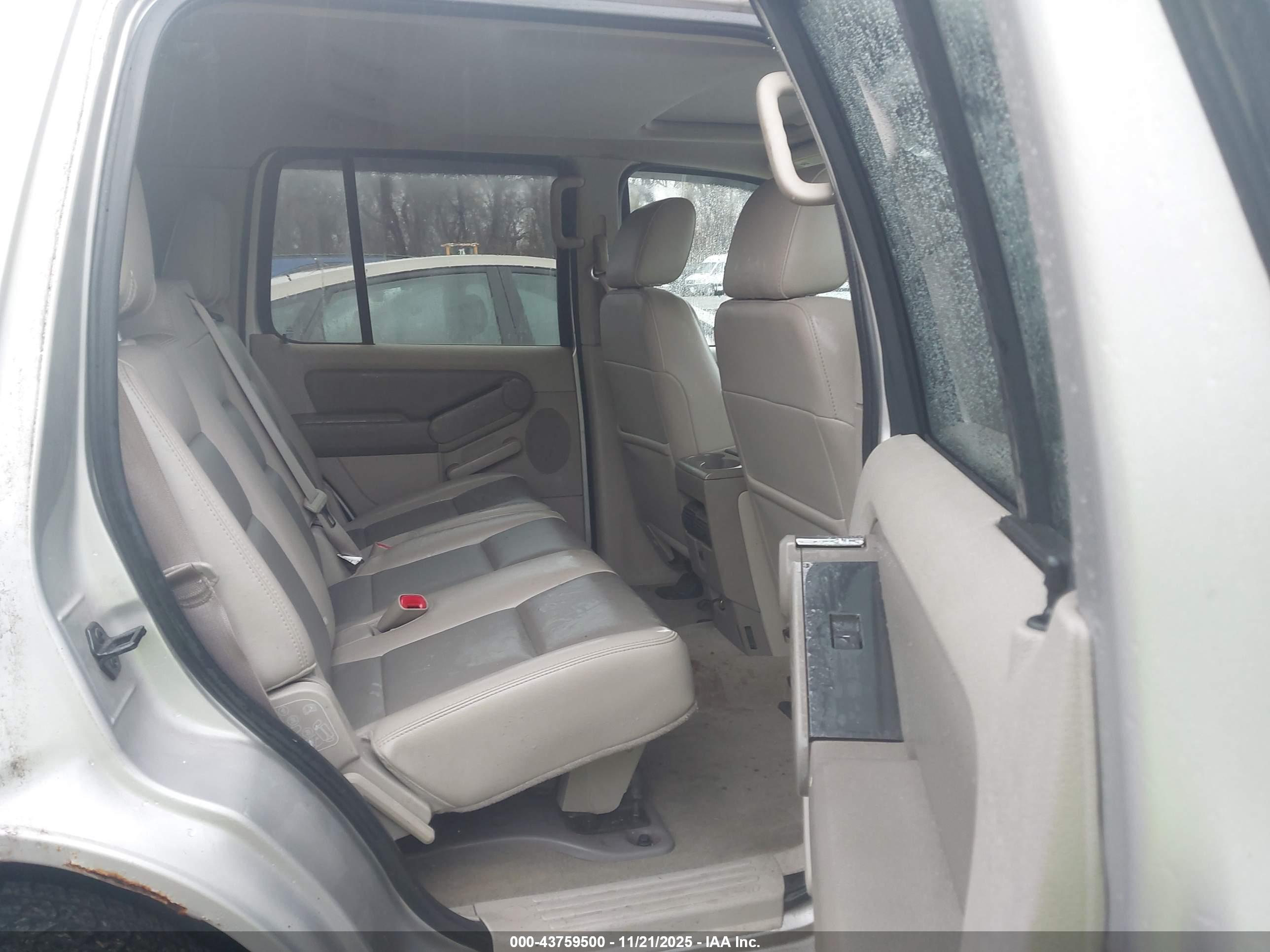FORD EXPLORER image 8