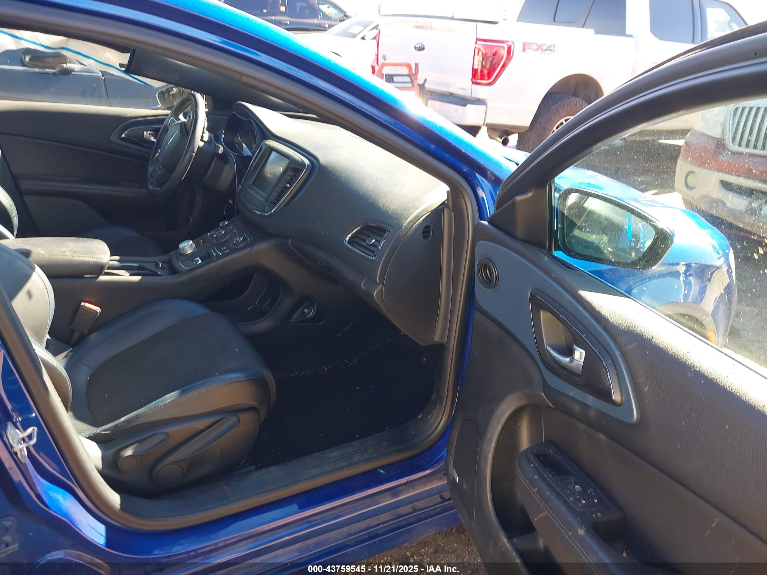CHRYSLER 200 image 5