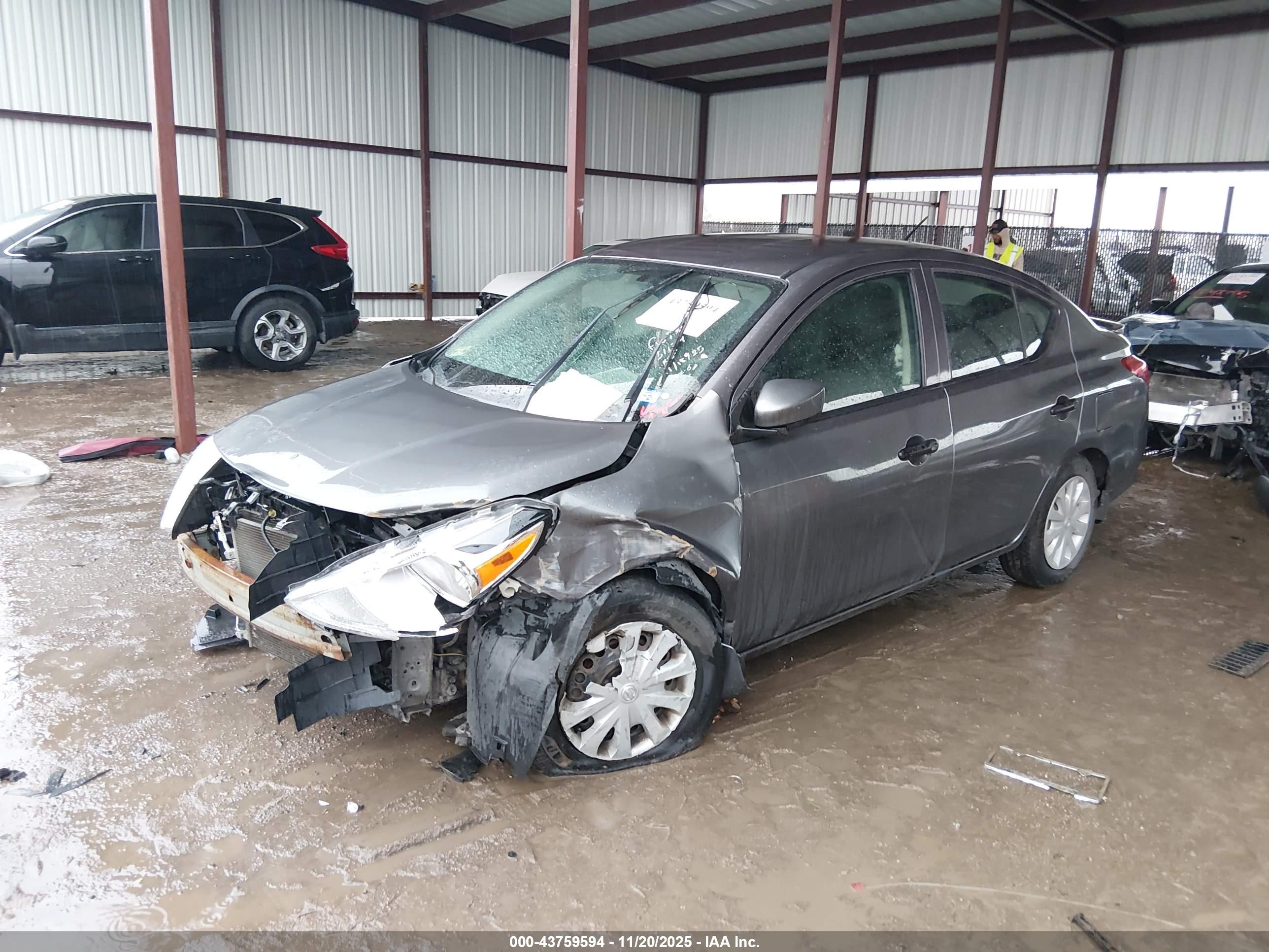 NISSAN VERSA image 2