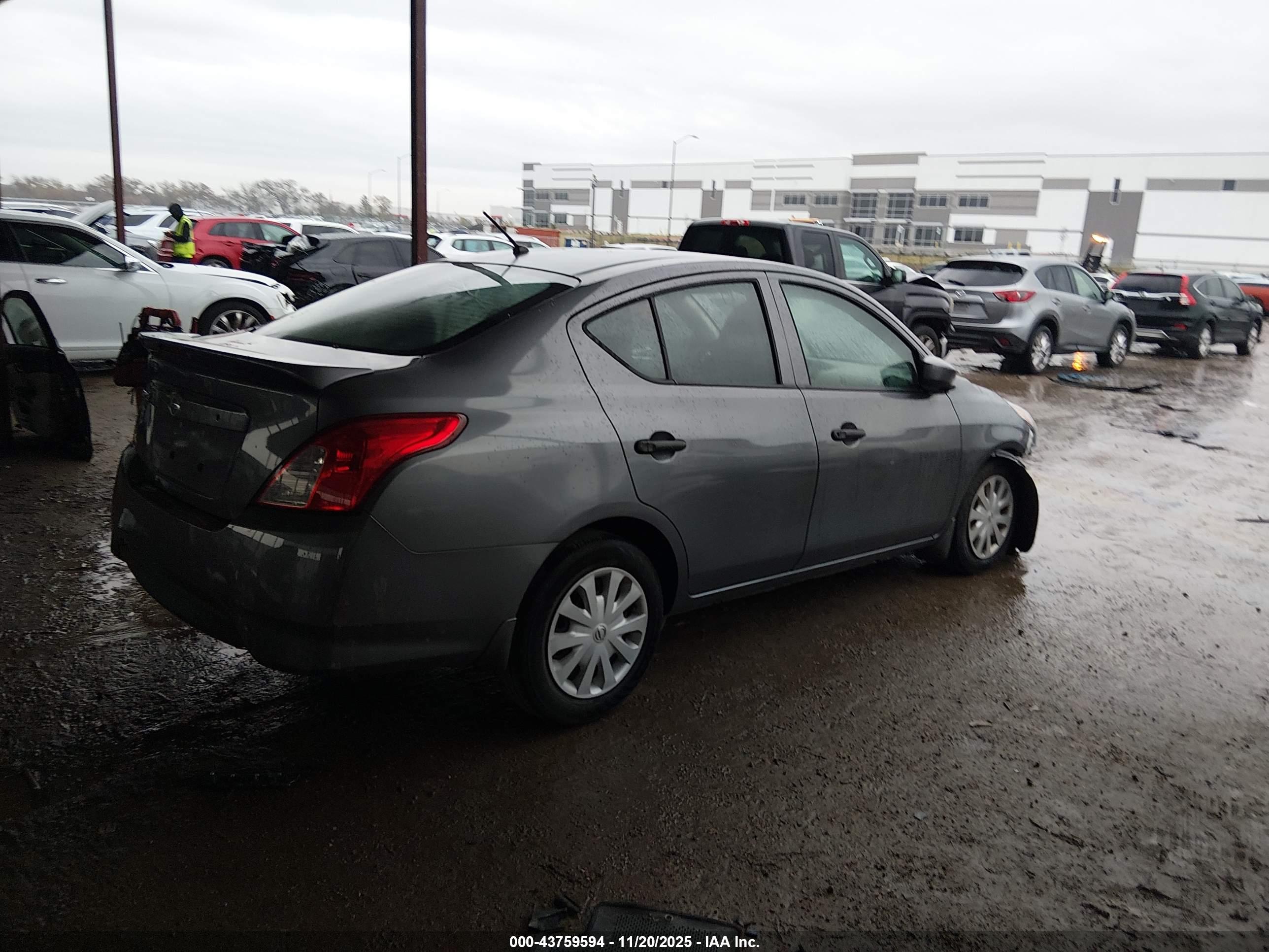 NISSAN VERSA image 4