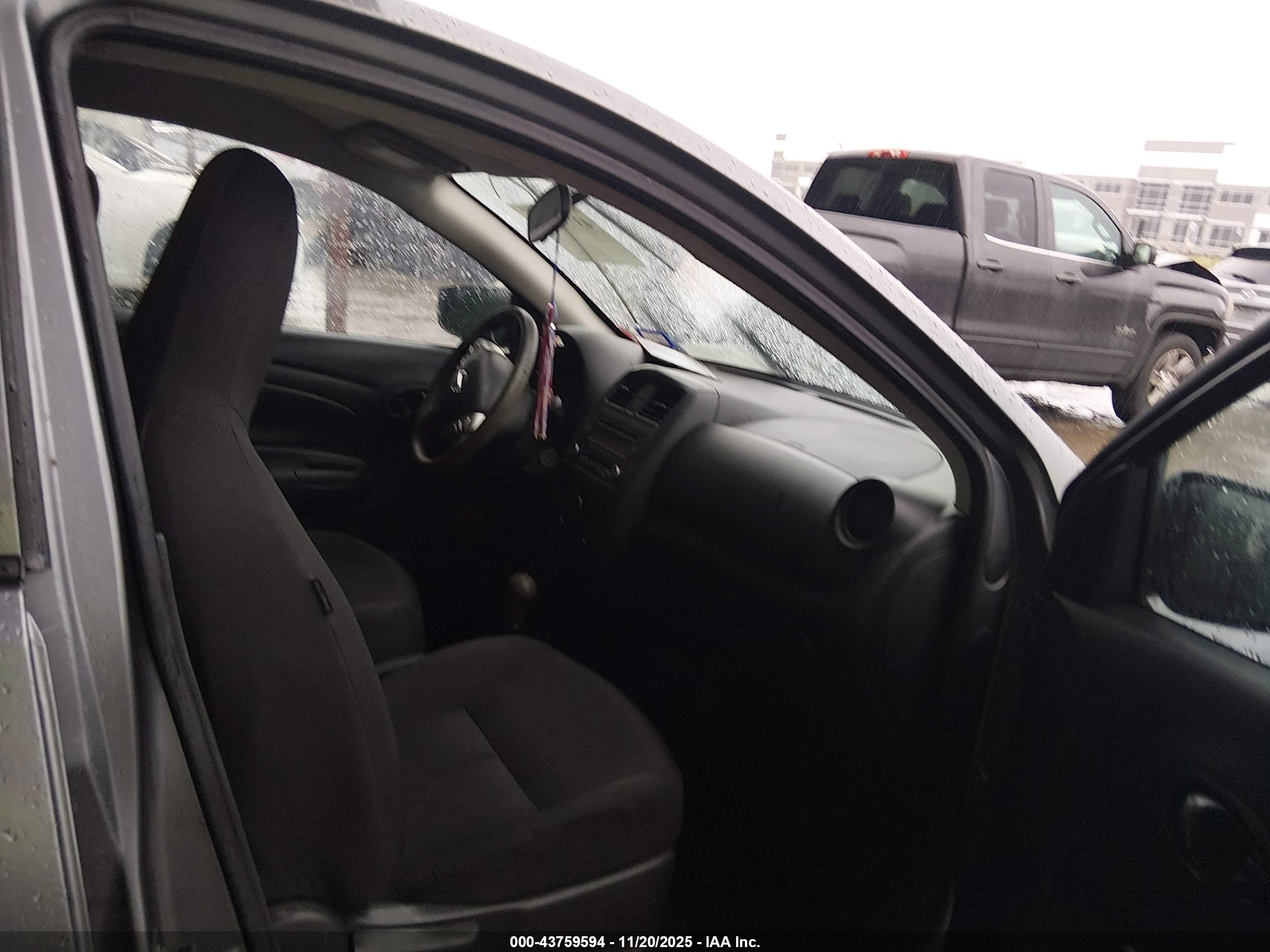 NISSAN VERSA image 5