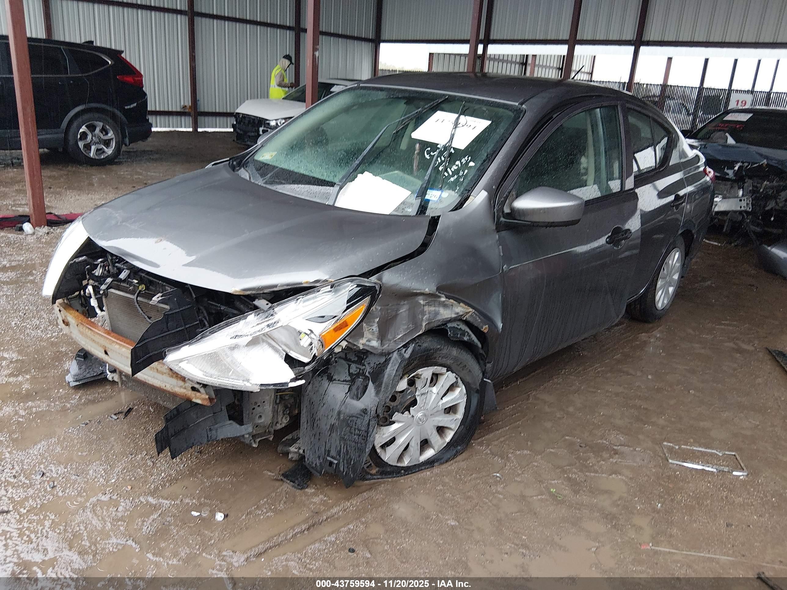 NISSAN VERSA image 6